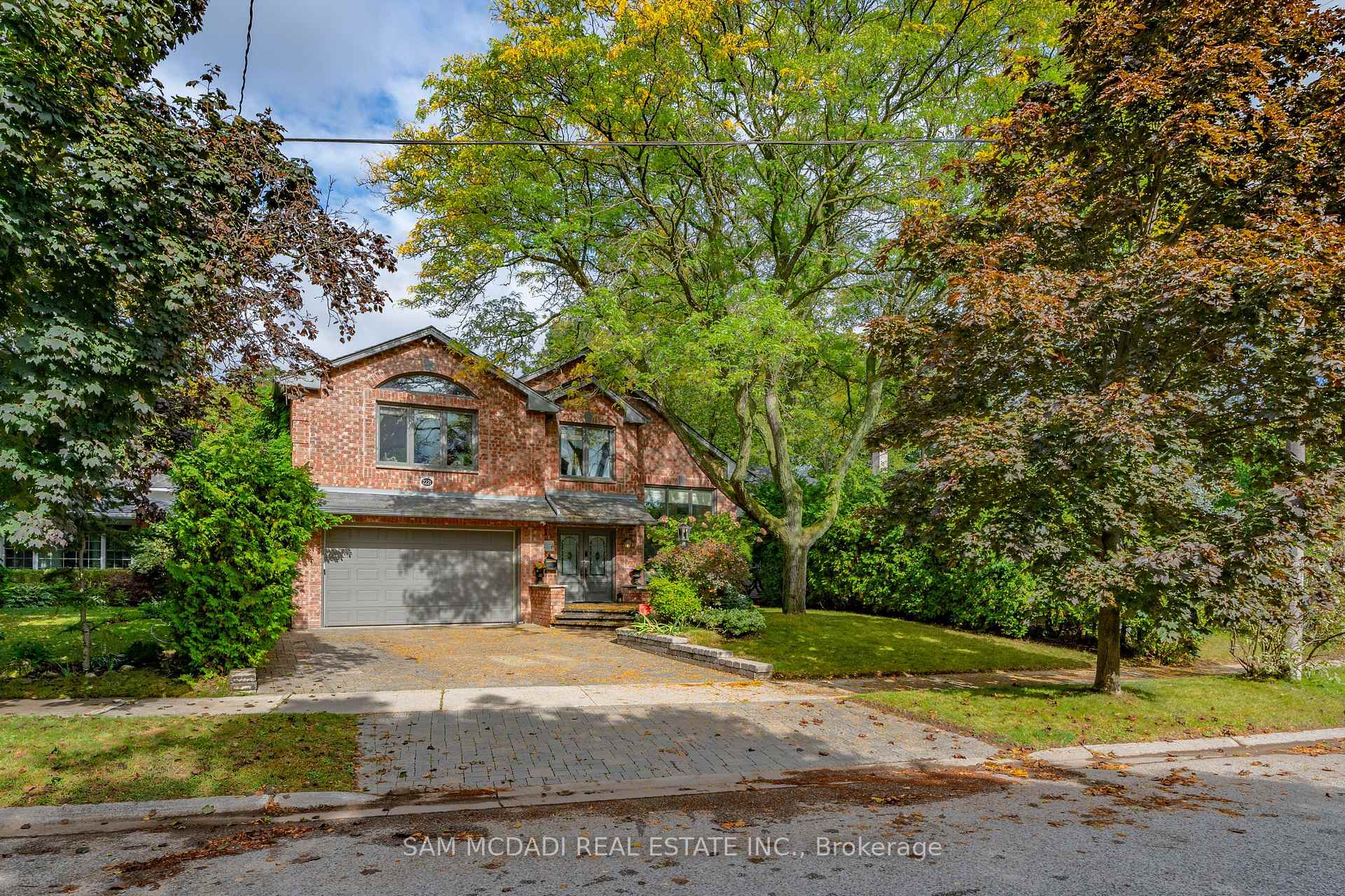 Front of 2221 Greenhurst Avenue