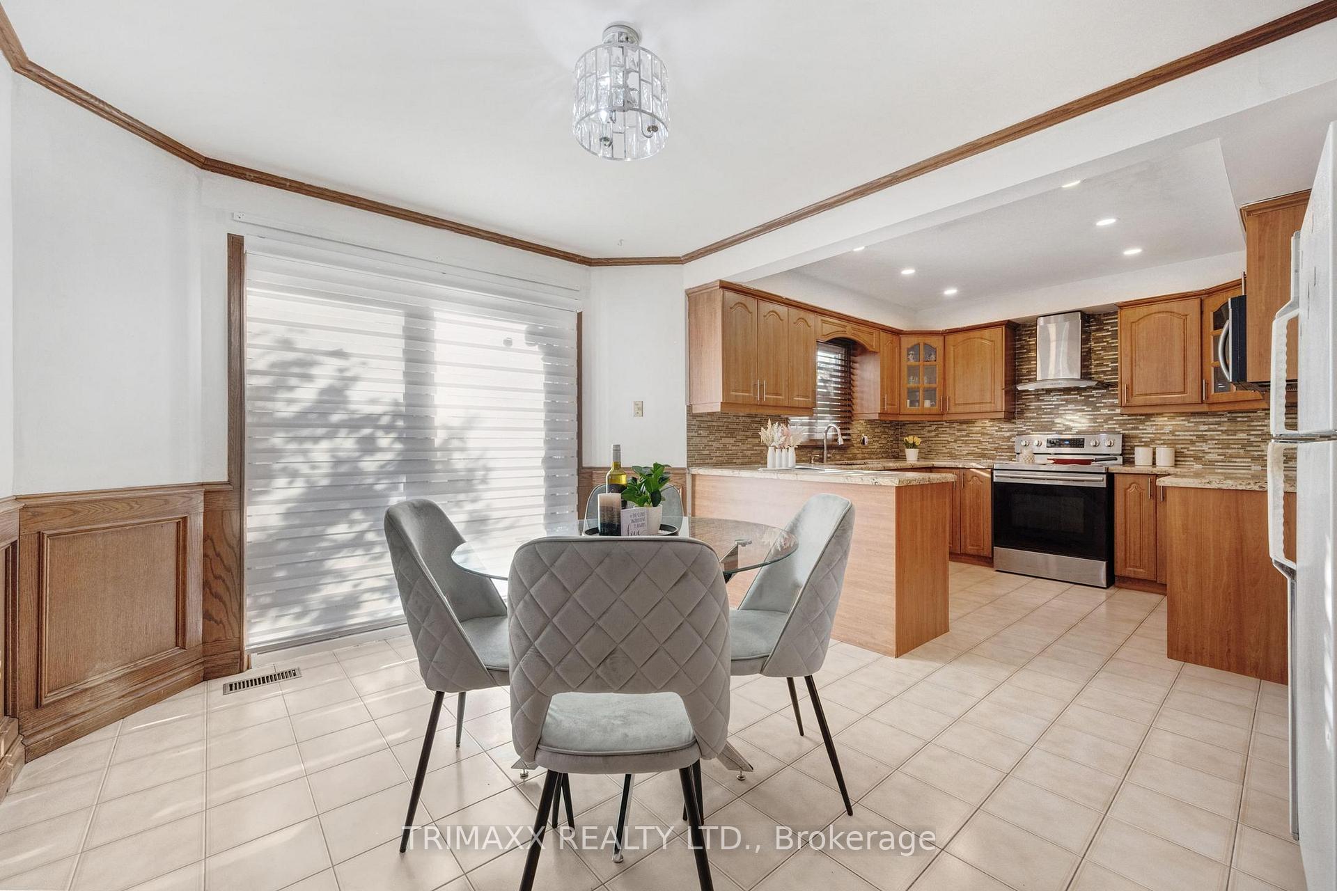 Photo 12 of 23 Oaklea Boulevard, Brampton, Fletcher's Creek South — HOMEH