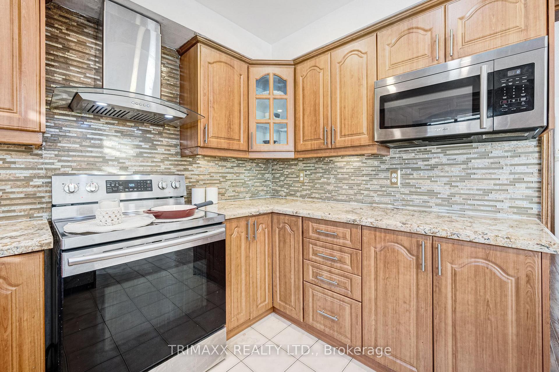 Photo 16 of 23 Oaklea Boulevard, Brampton, Fletcher's Creek South — HOMEH