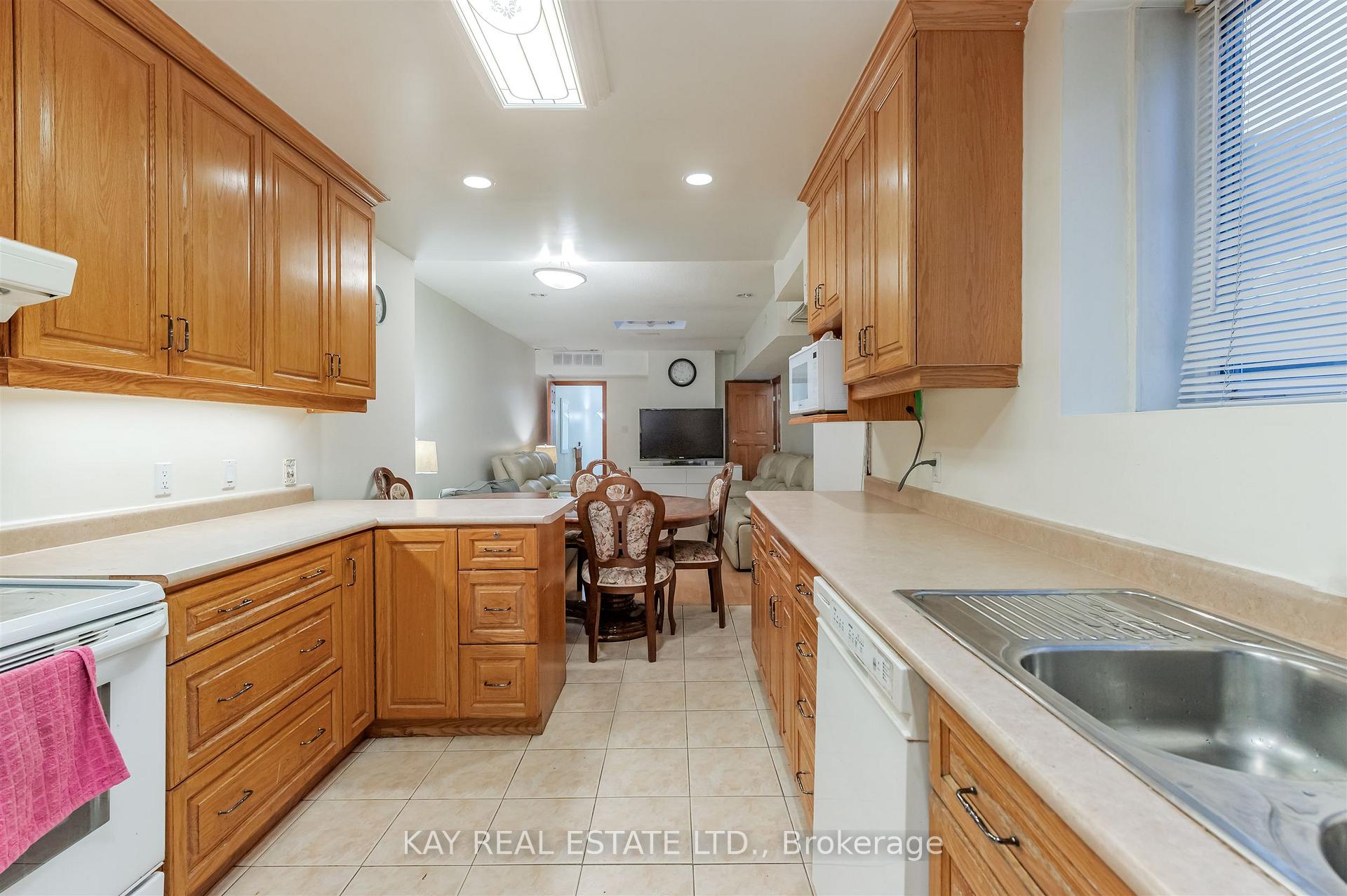 Photo 8 of 1394 Gerrard Street E, Toronto, Greenwood-Coxwell — HOMEH