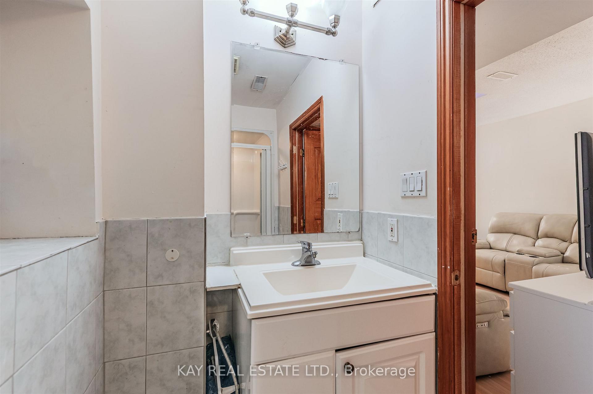 Photo 15 of 1394 Gerrard Street E, Toronto, Greenwood-Coxwell — HOMEH