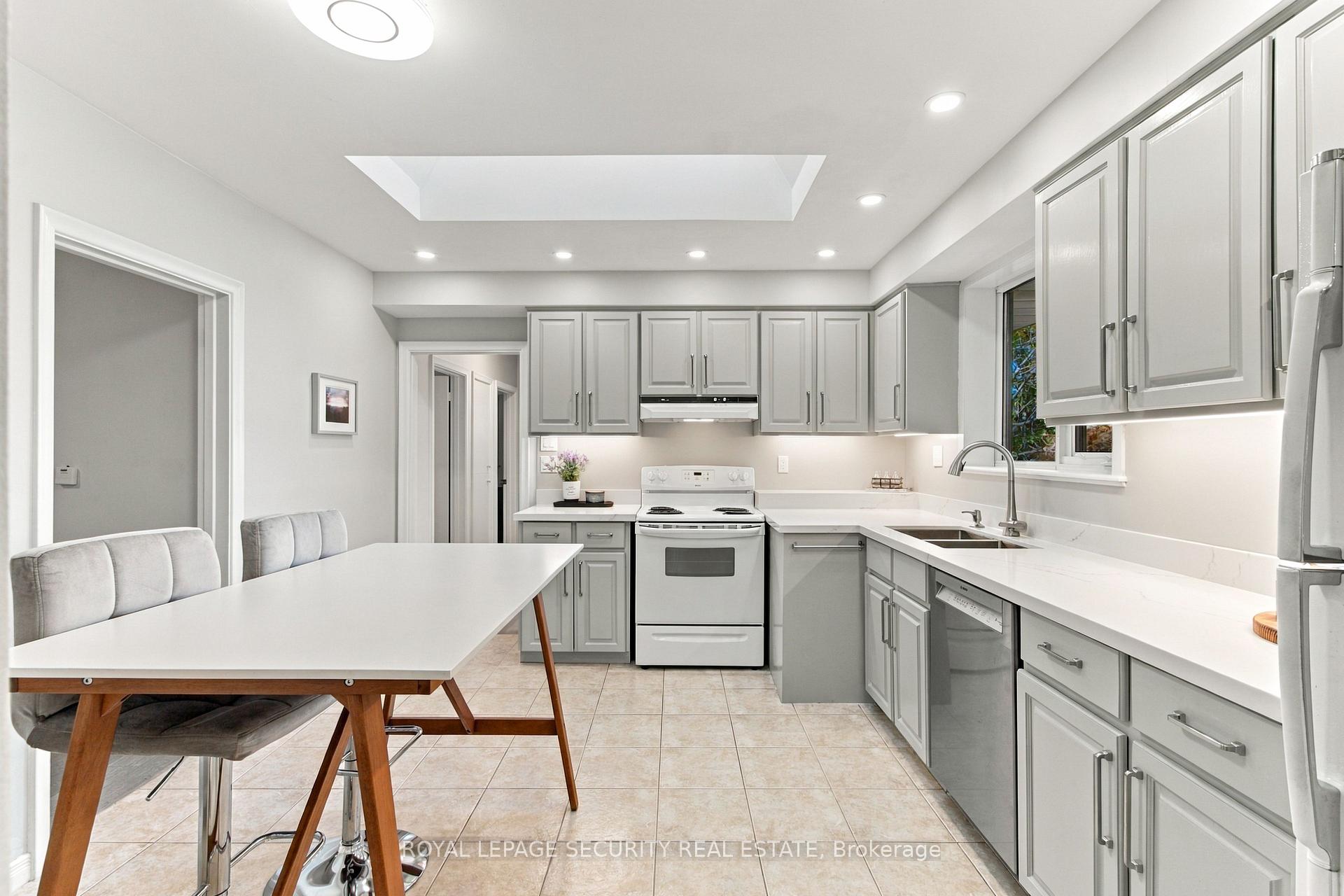 Photo 9 of 6 Tewsely Place, Etobicoke, Willowridge-Martingrove-Richview — HOMEH