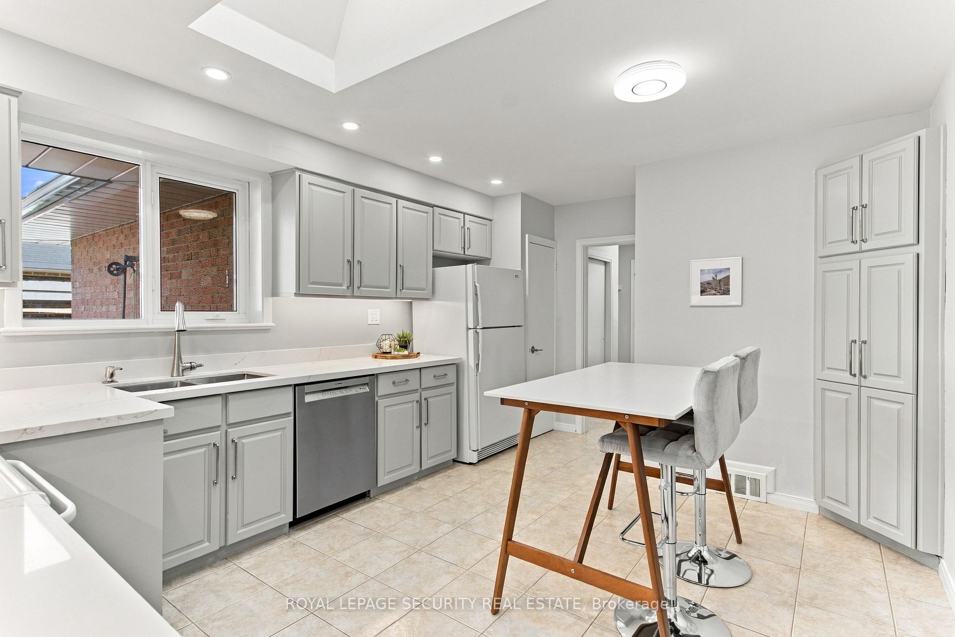 Photo 10 of 6 Tewsely Place, Etobicoke, Willowridge-Martingrove-Richview — HOMEH