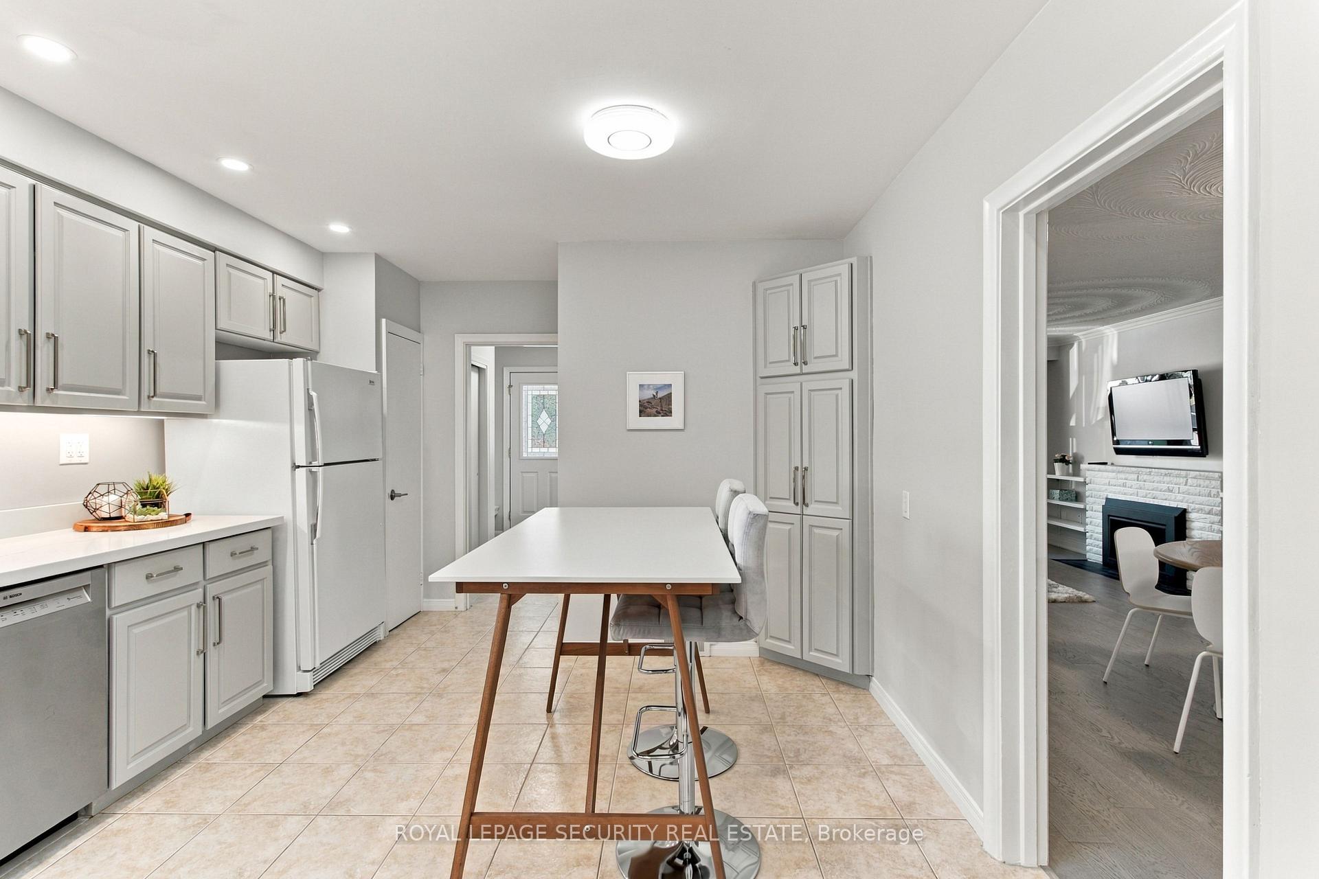 Photo 11 of 6 Tewsely Place, Etobicoke, Willowridge-Martingrove-Richview — HOMEH