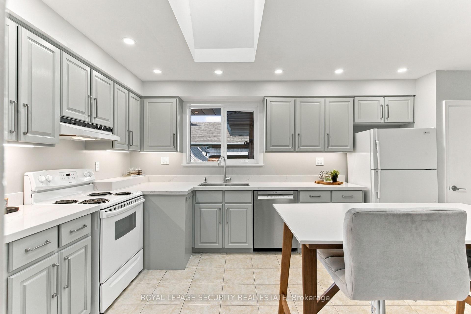 Photo 12 of 6 Tewsely Place, Etobicoke, Willowridge-Martingrove-Richview — HOMEH