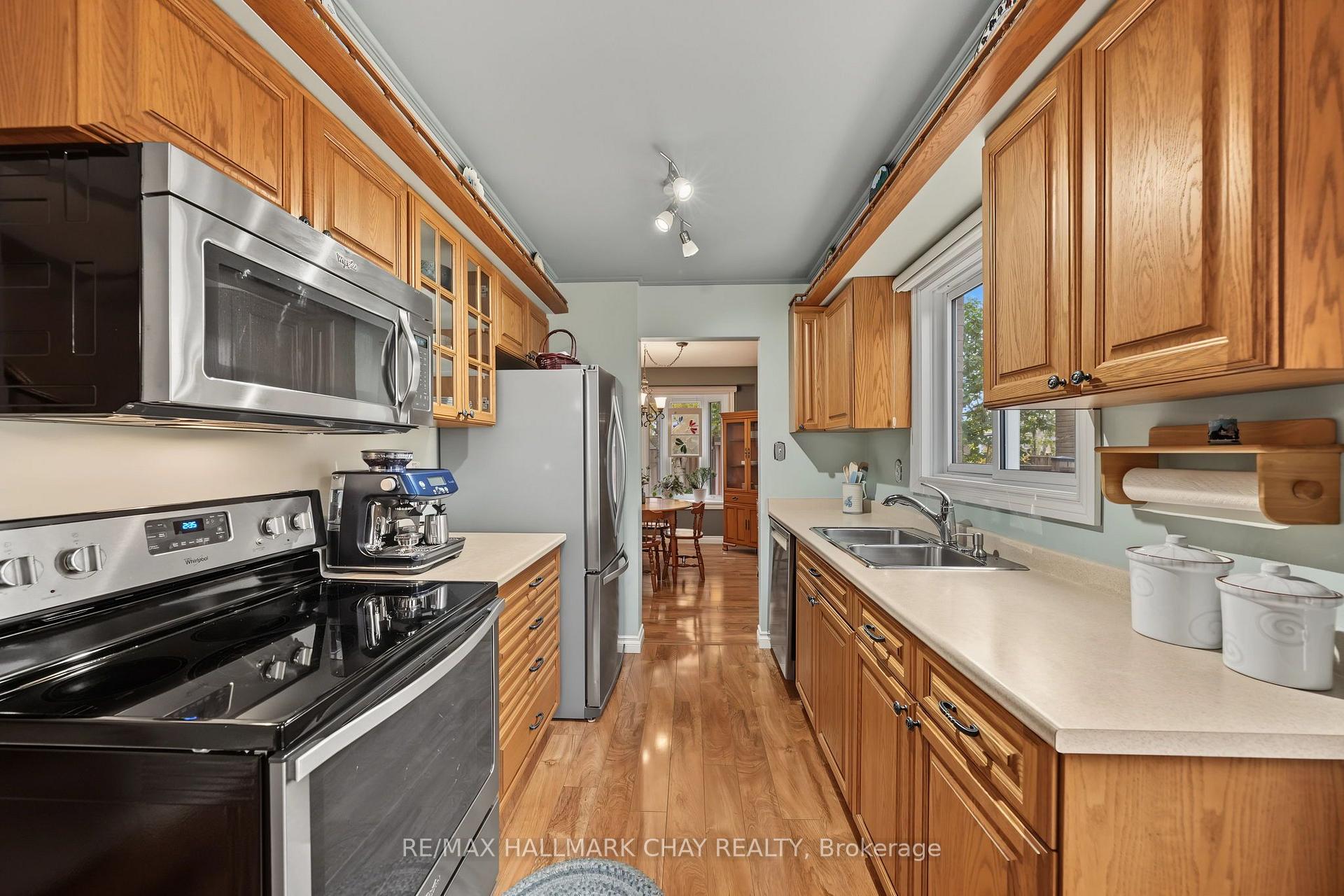 Photo 6 of 57 Newbridge Crescent, Brampton, Westgate — HOMEH