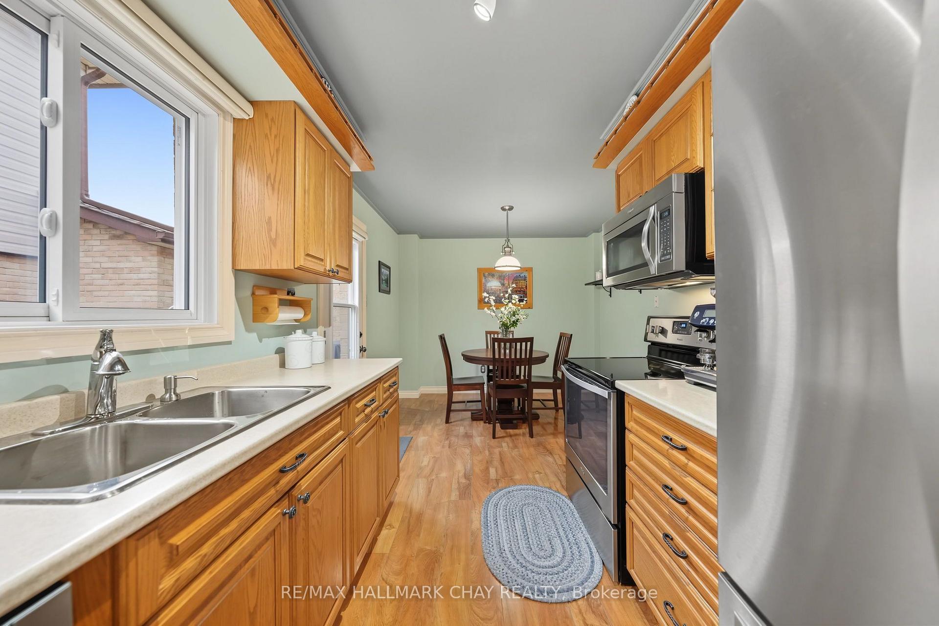 Photo 7 of 57 Newbridge Crescent, Brampton, Westgate — HOMEH