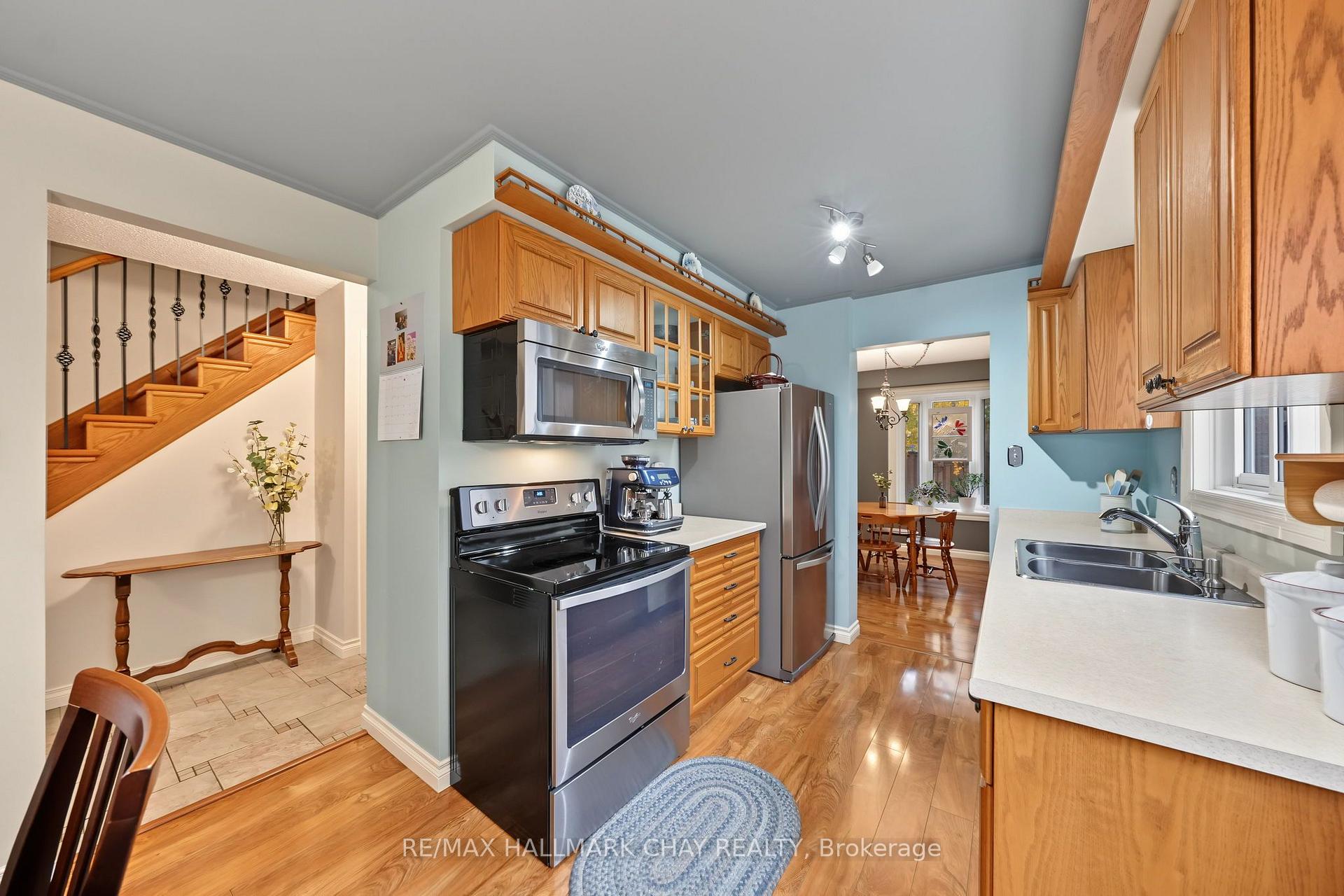 Photo 8 of 57 Newbridge Crescent, Brampton, Westgate — HOMEH