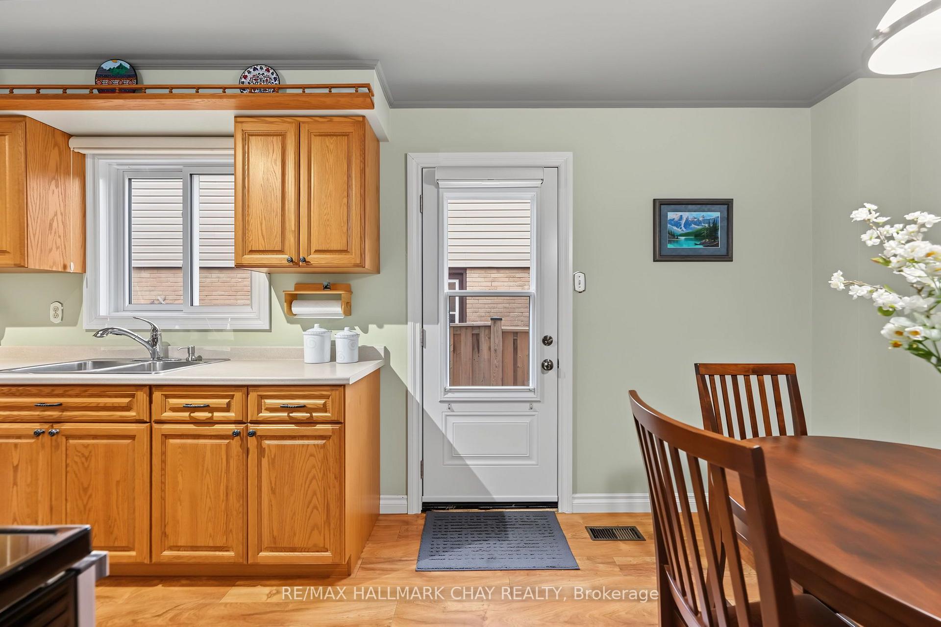Photo 10 of 57 Newbridge Crescent, Brampton, Westgate — HOMEH