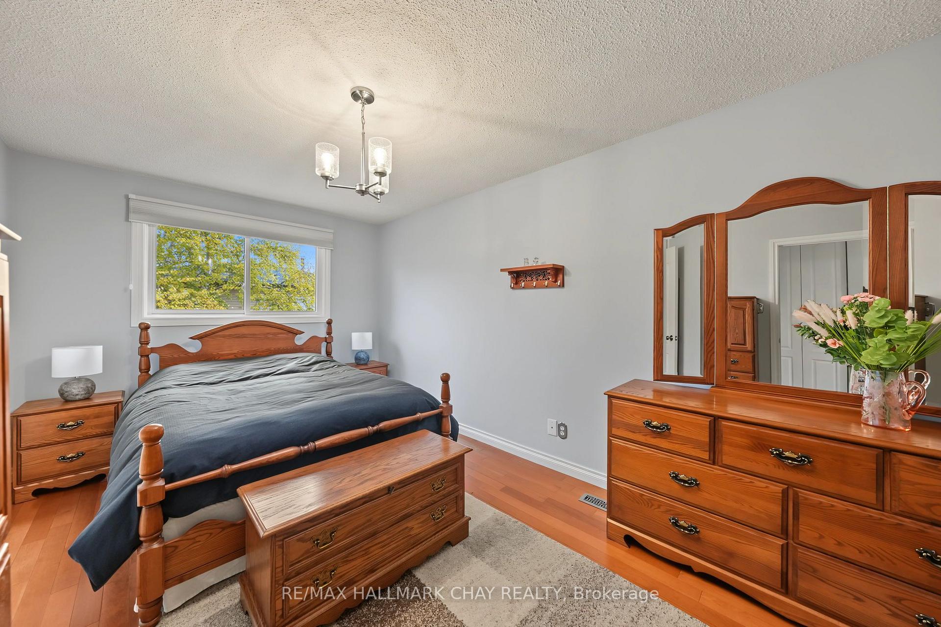 Photo 20 of 57 Newbridge Crescent, Brampton, Westgate — HOMEH