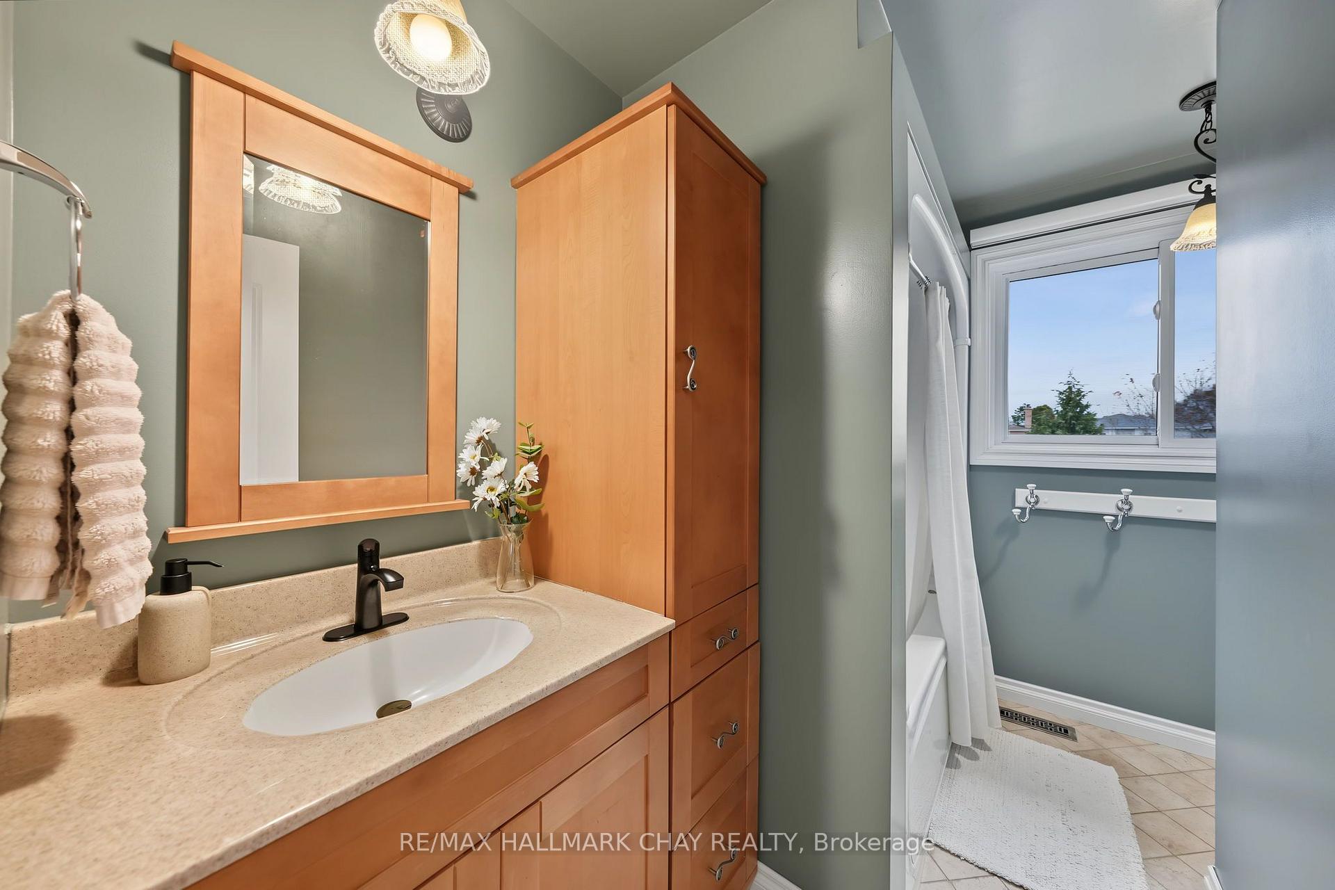 Photo 22 of 57 Newbridge Crescent, Brampton, Westgate — HOMEH