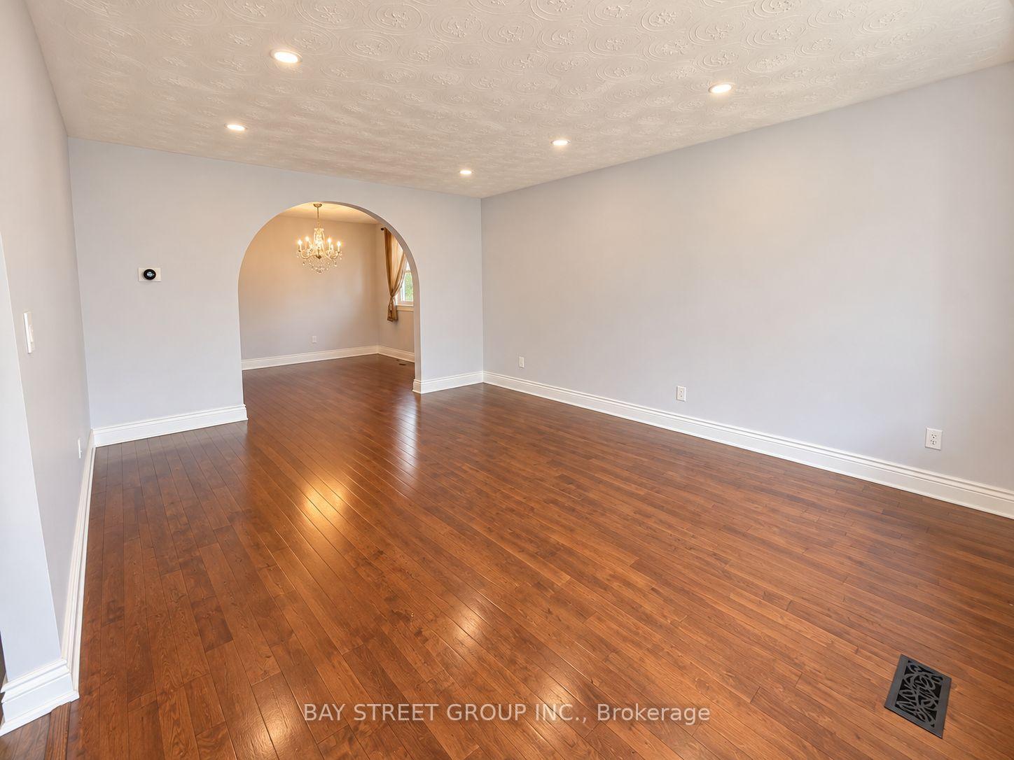Photo 2 of Unit upper level, 237 Lawnhurst Court, Hamilton, Eleanor — HOMEH