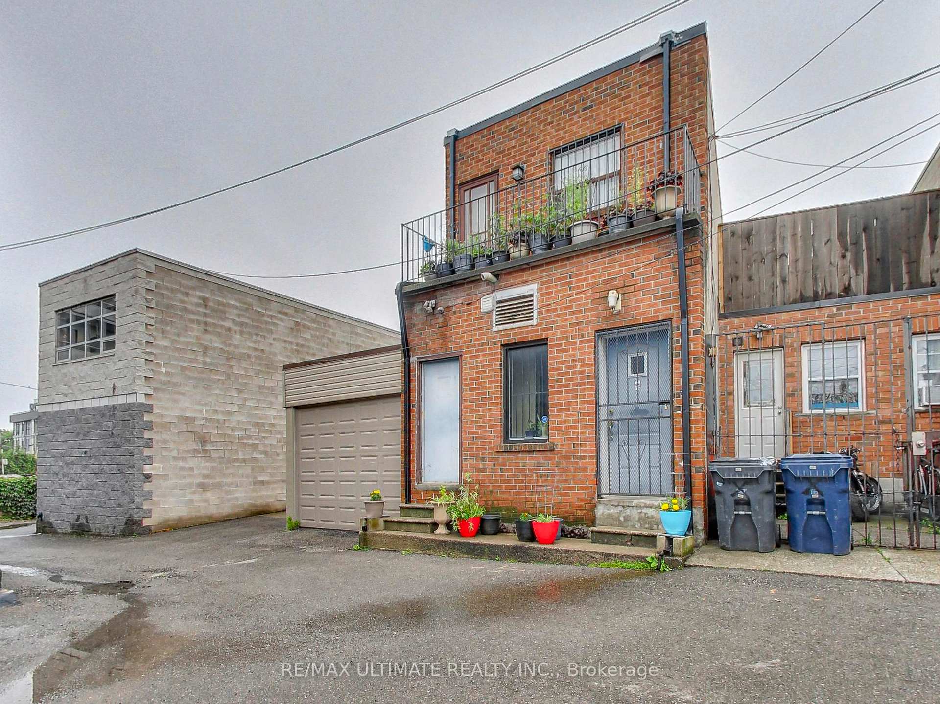 Front of Unit Apt #2, 1584 Dundas Street W