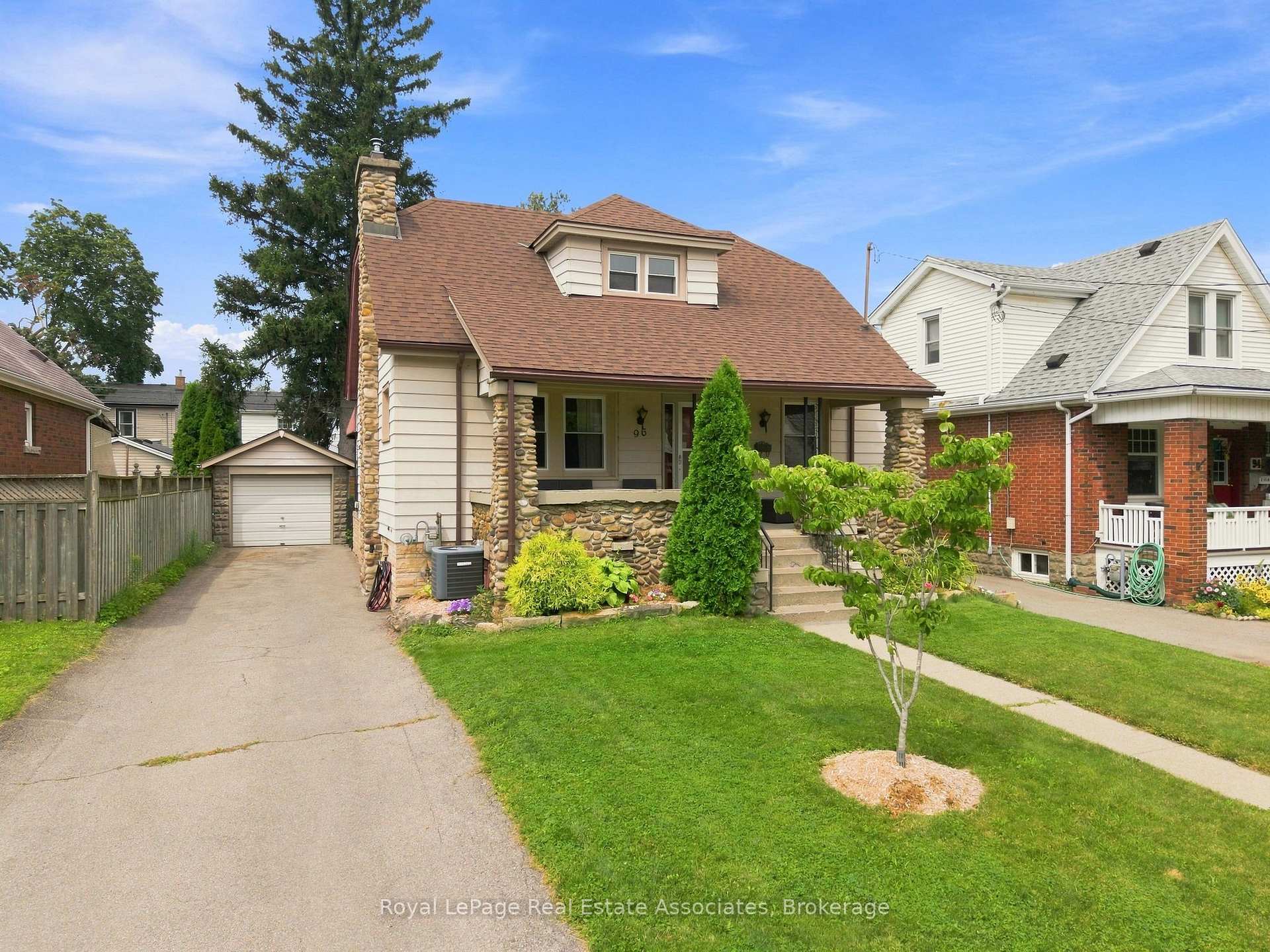 Photo 4 of 96 Huxley Avenue S, Hamilton, Delta — HOMEH
