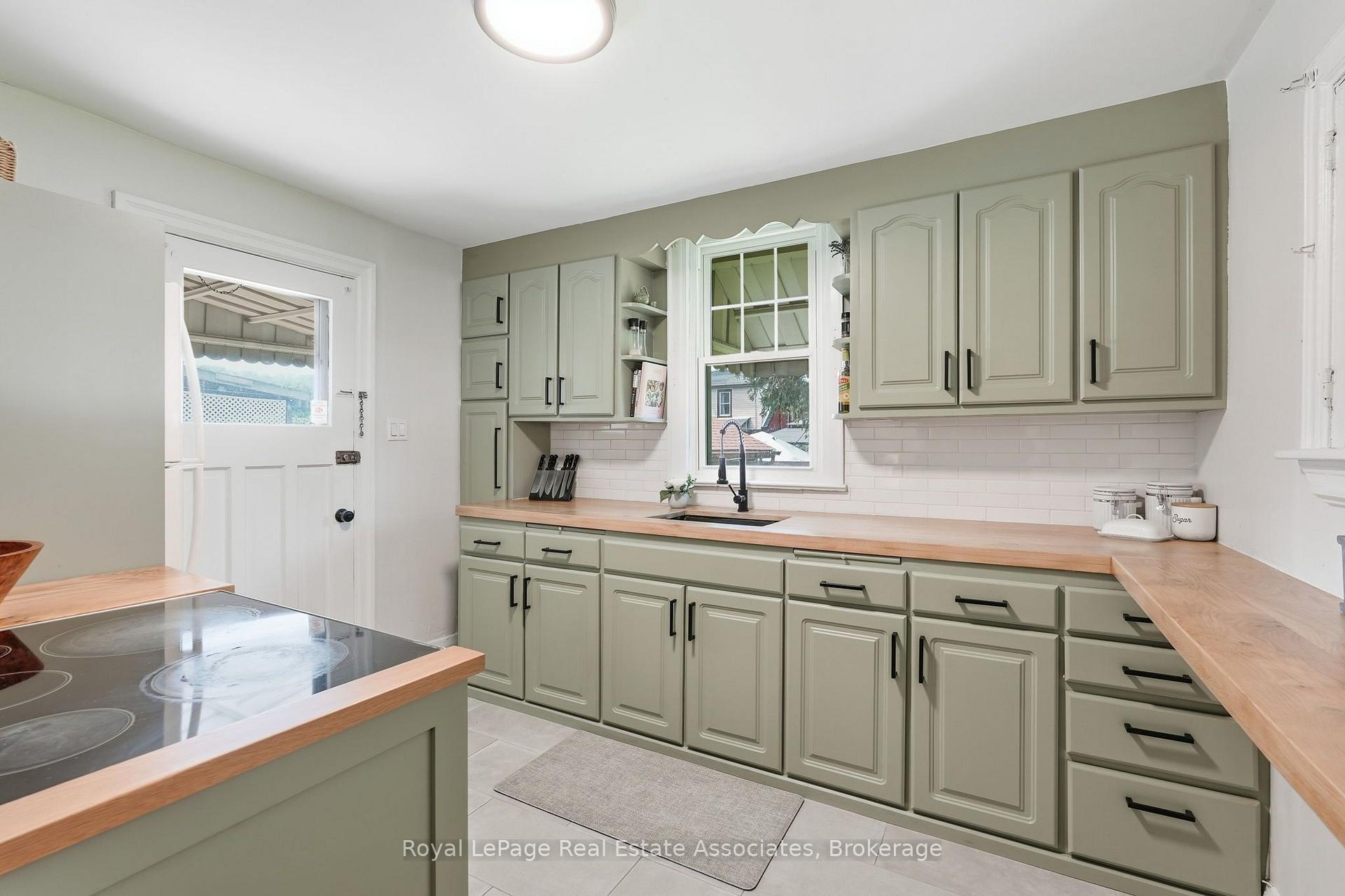Photo 21 of 96 Huxley Avenue S, Hamilton, Delta — HOMEH