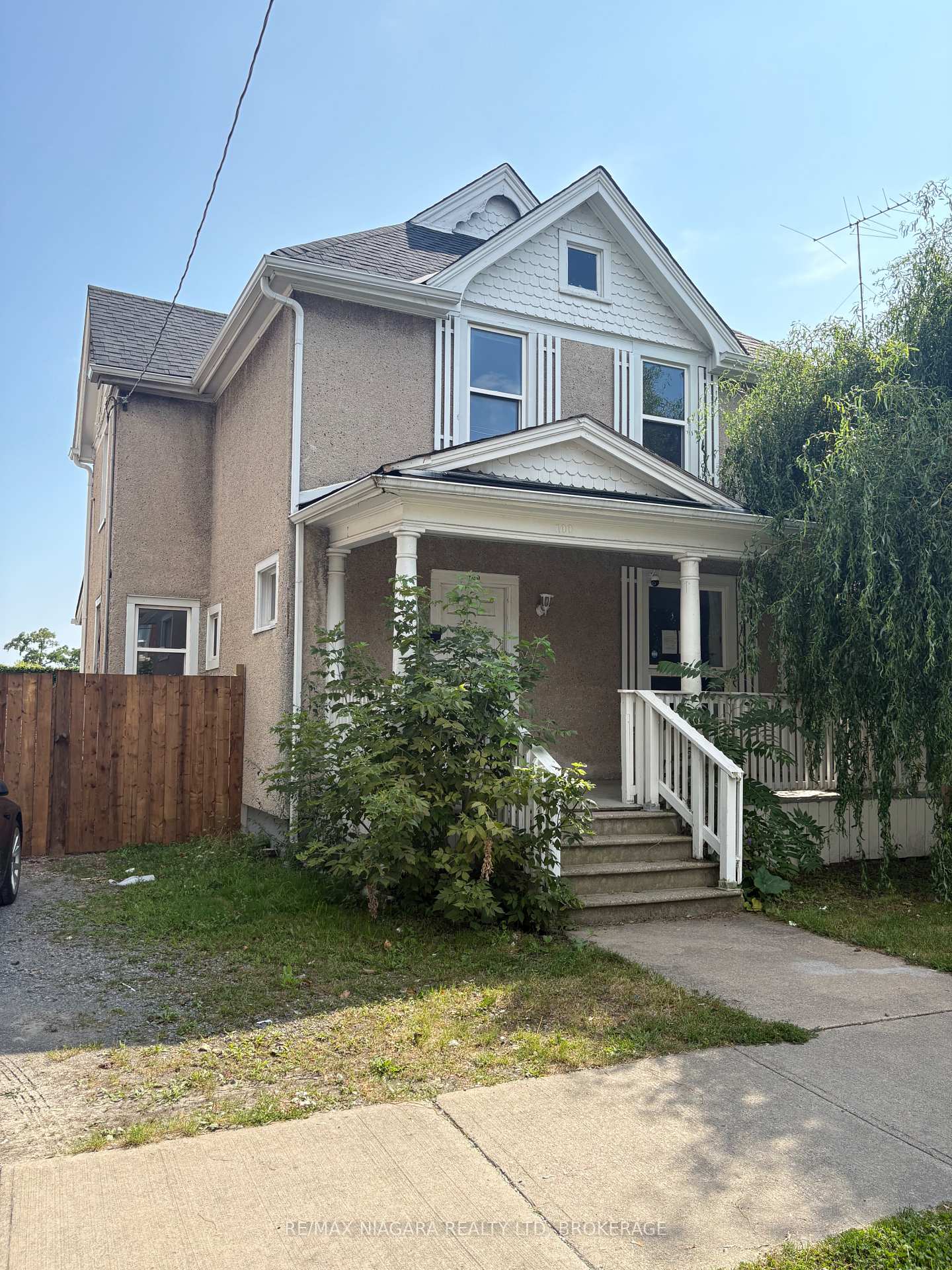 Front of 100 Queenston Street