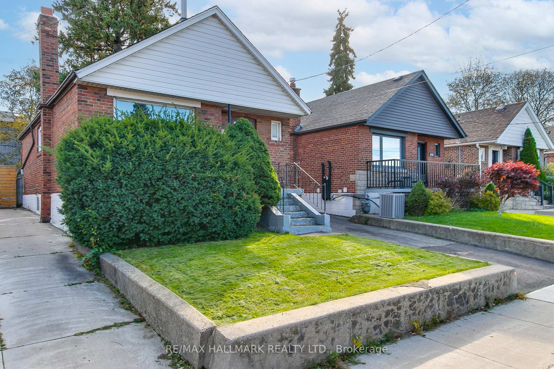 Front of 2797 St Clair Avenue E