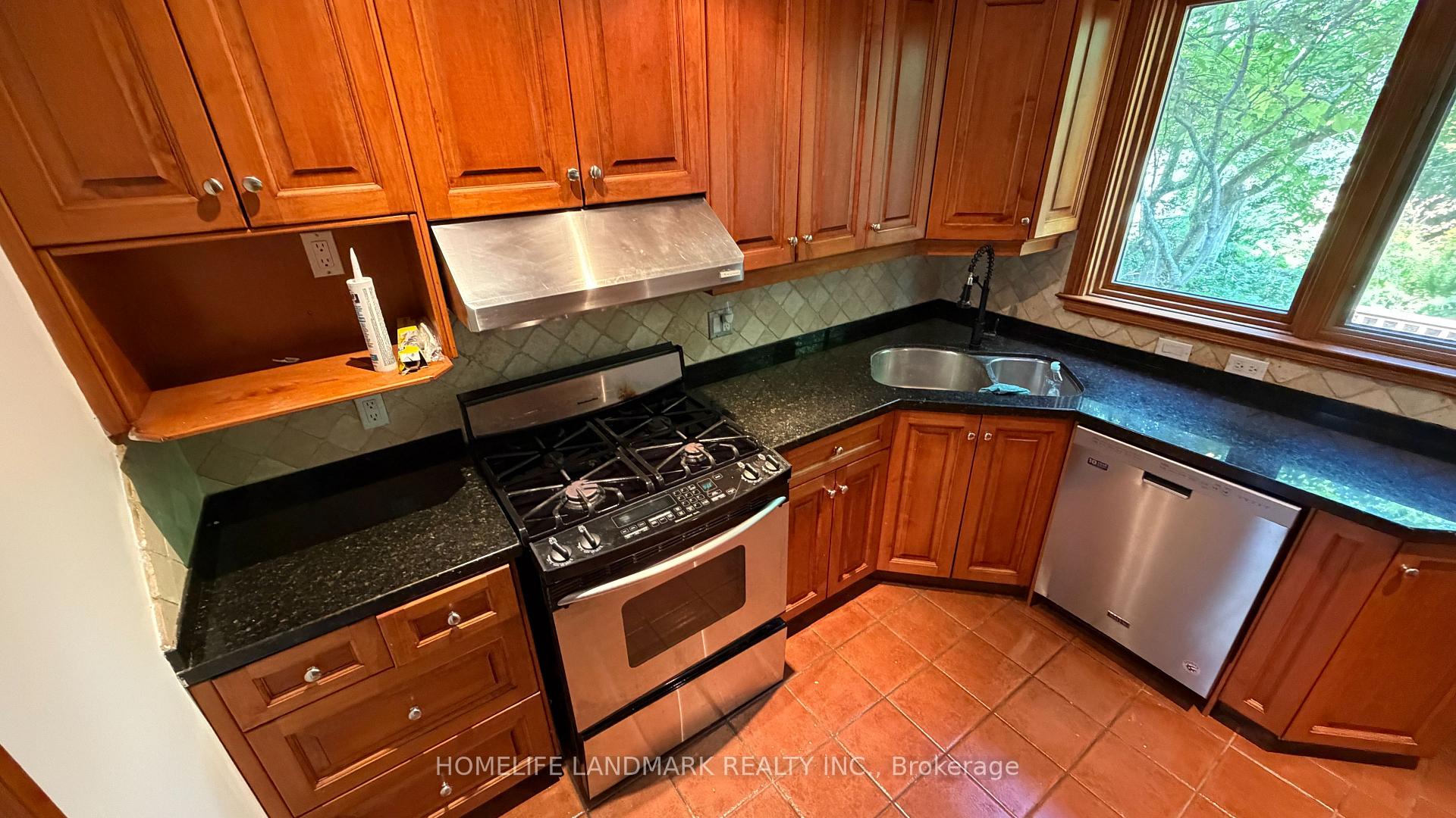 Photo 14 of 702 Sheppard Ave E, North York, Bayview Village — HOMEH