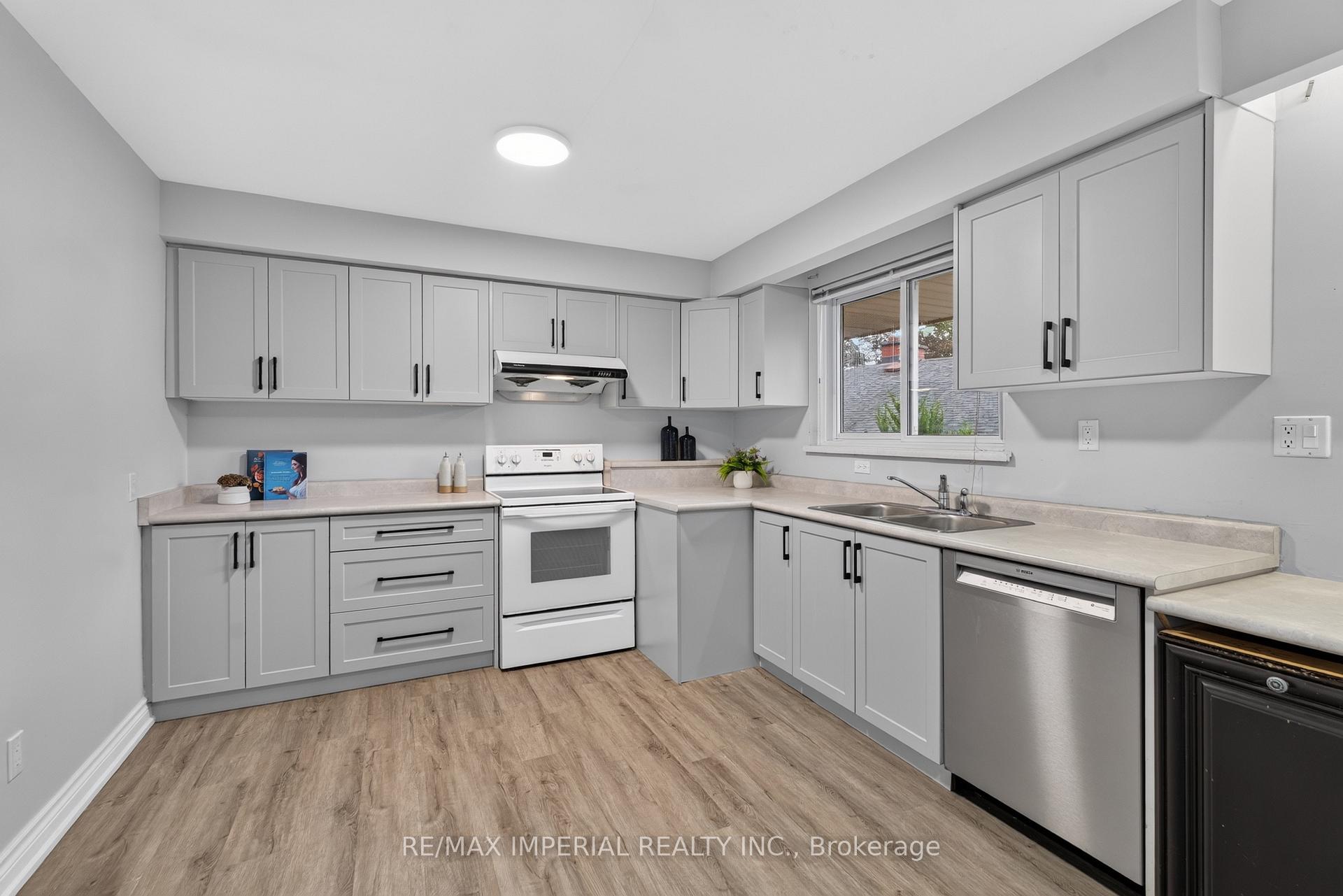 Photo 16 of 3 Minstrel Drive, Etobicoke, Stonegate-Queensway — HOMEH