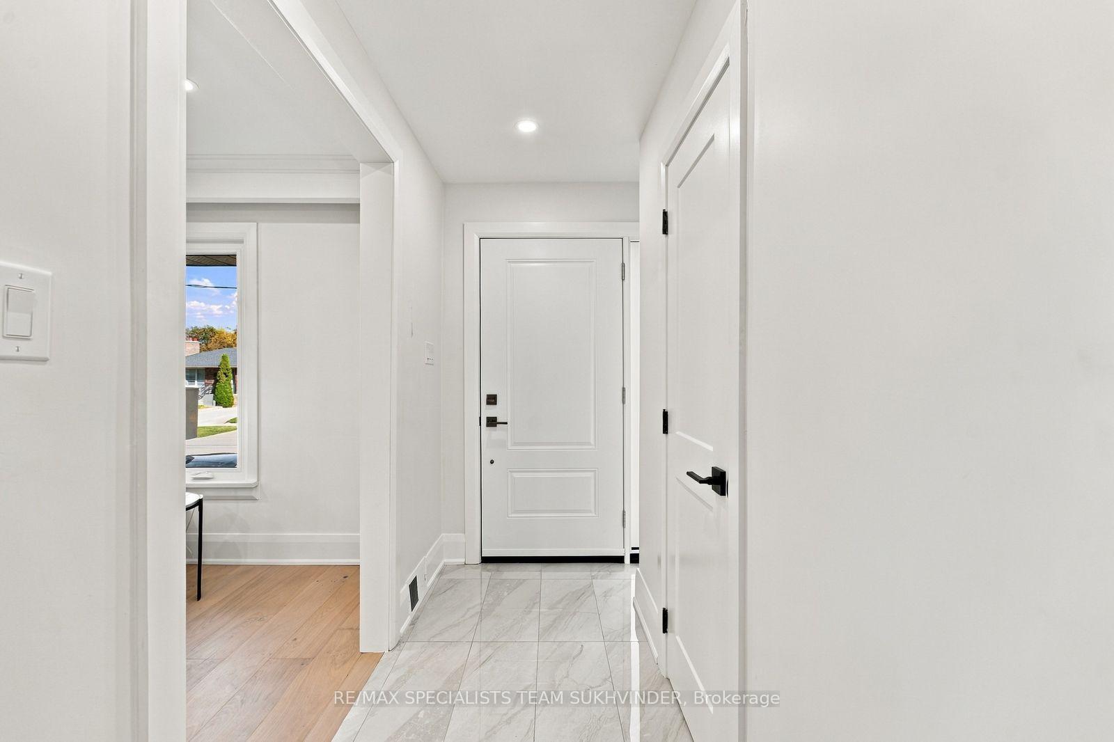 Photo 6 of 10 Dumbarton Road, Etobicoke, Stonegate-Queensway — HOMEH