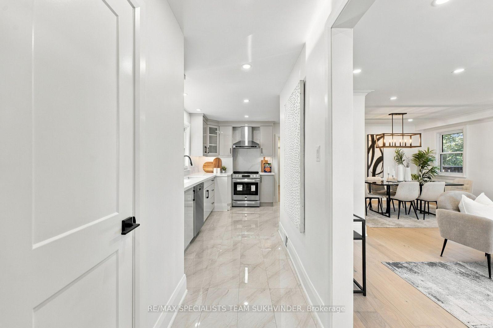 Photo 7 of 10 Dumbarton Road, Etobicoke, Stonegate-Queensway — HOMEH