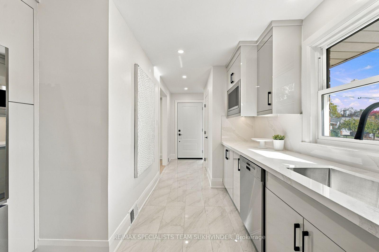 Photo 14 of 10 Dumbarton Road, Etobicoke, Stonegate-Queensway — HOMEH