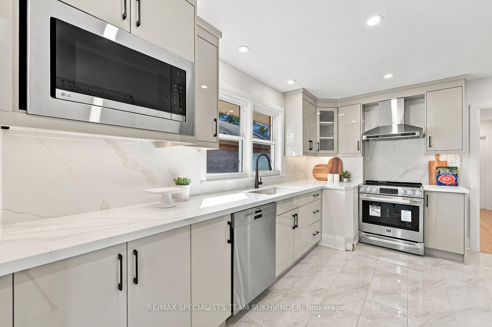 Photo 16 of 10 Dumbarton Road, Etobicoke, Stonegate-Queensway — HOMEH