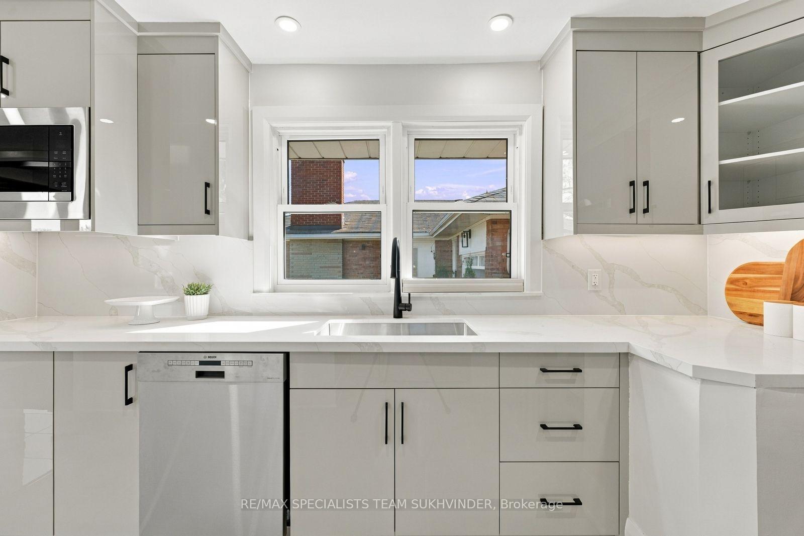 Photo 17 of 10 Dumbarton Road, Etobicoke, Stonegate-Queensway — HOMEH