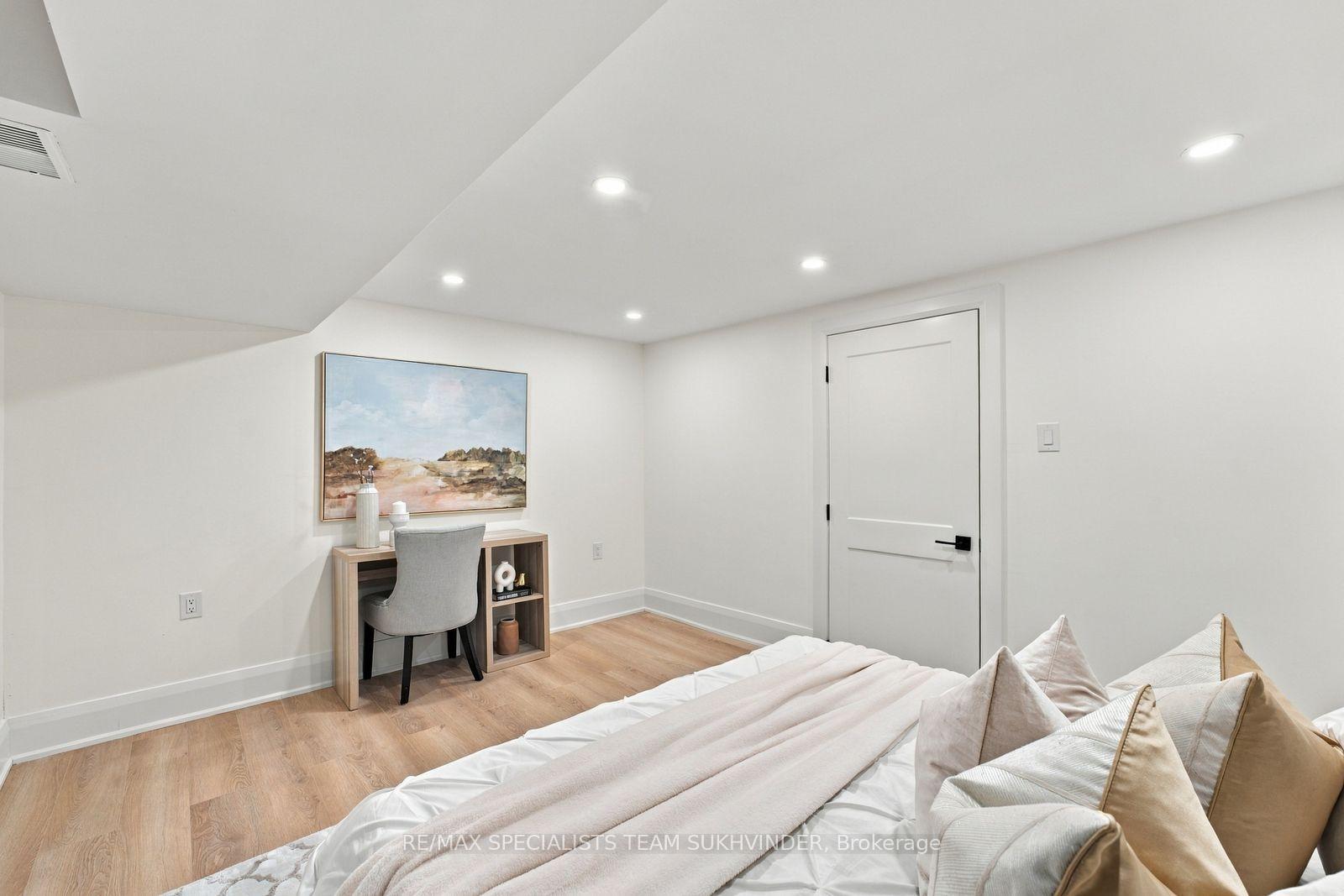 Photo 35 of 10 Dumbarton Road, Etobicoke, Stonegate-Queensway — HOMEH