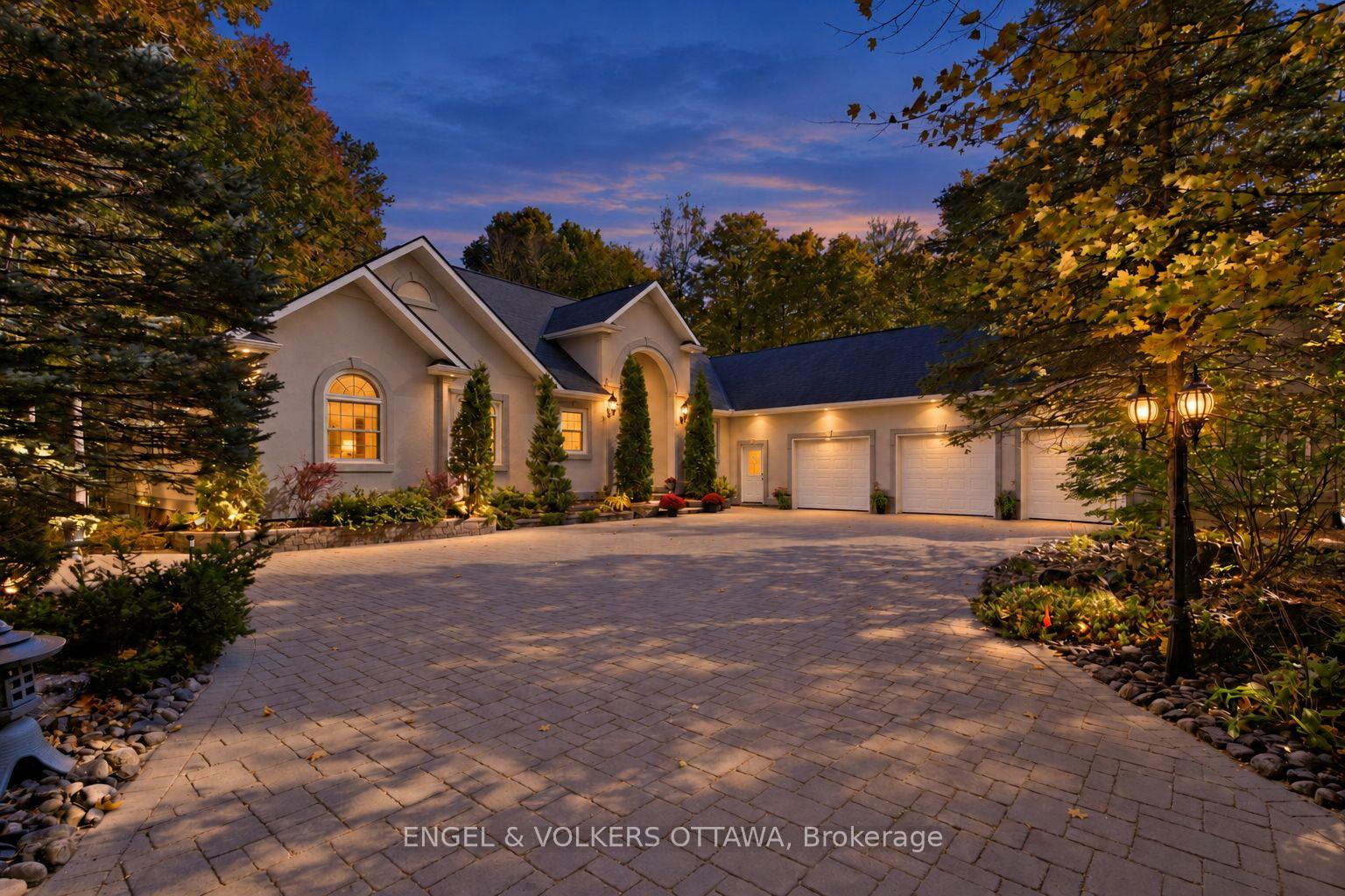 Photo of 5732 Queenscourt Crescent