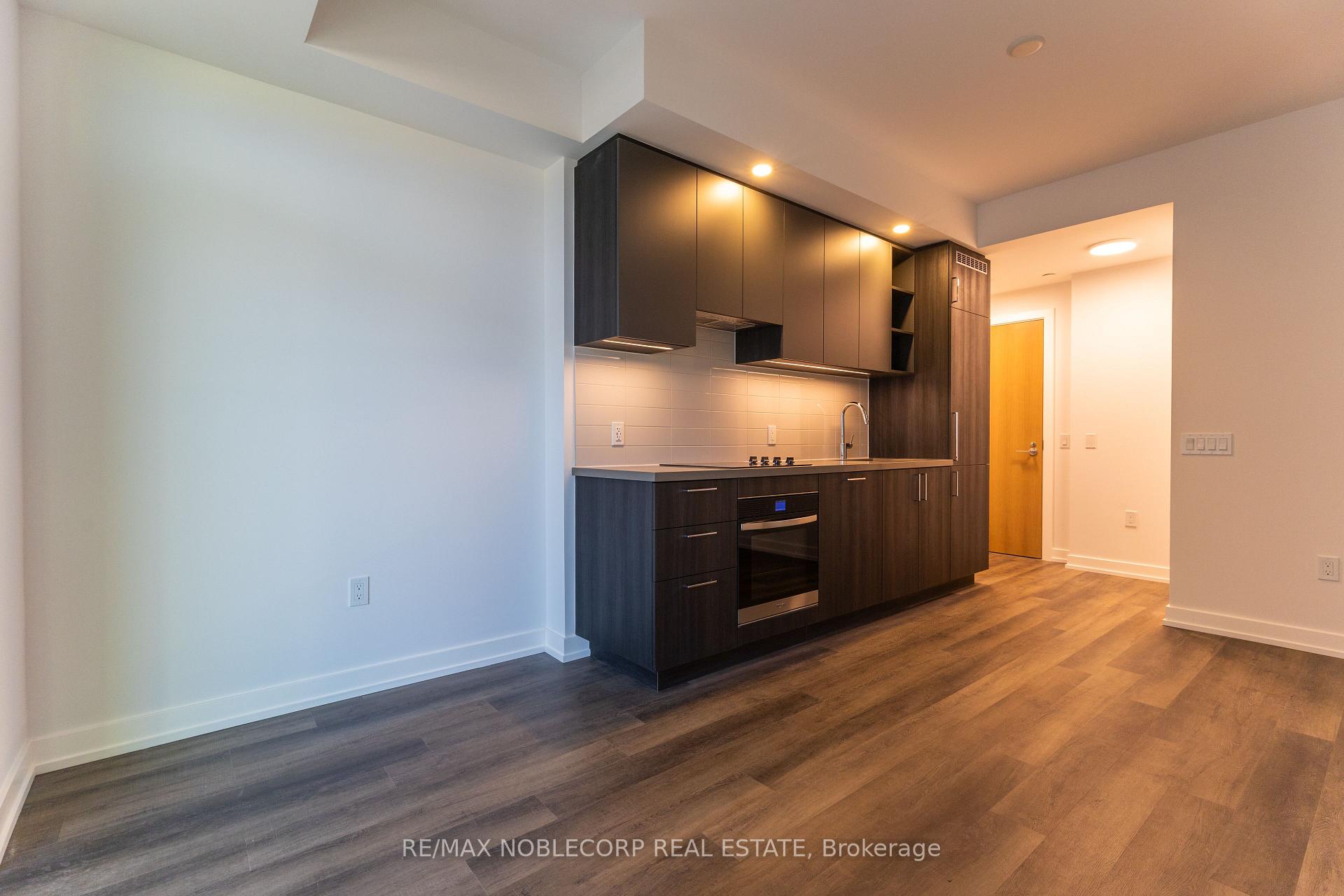 Photo 3 of Unit 1707A, 5 Meadowdale Road, Vaughan, Concord — HOMEH