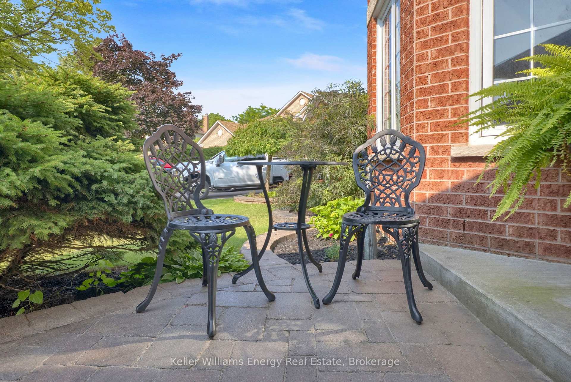 Photo 3 of 35 Living Court, Clarington, Courtice — HOMEH