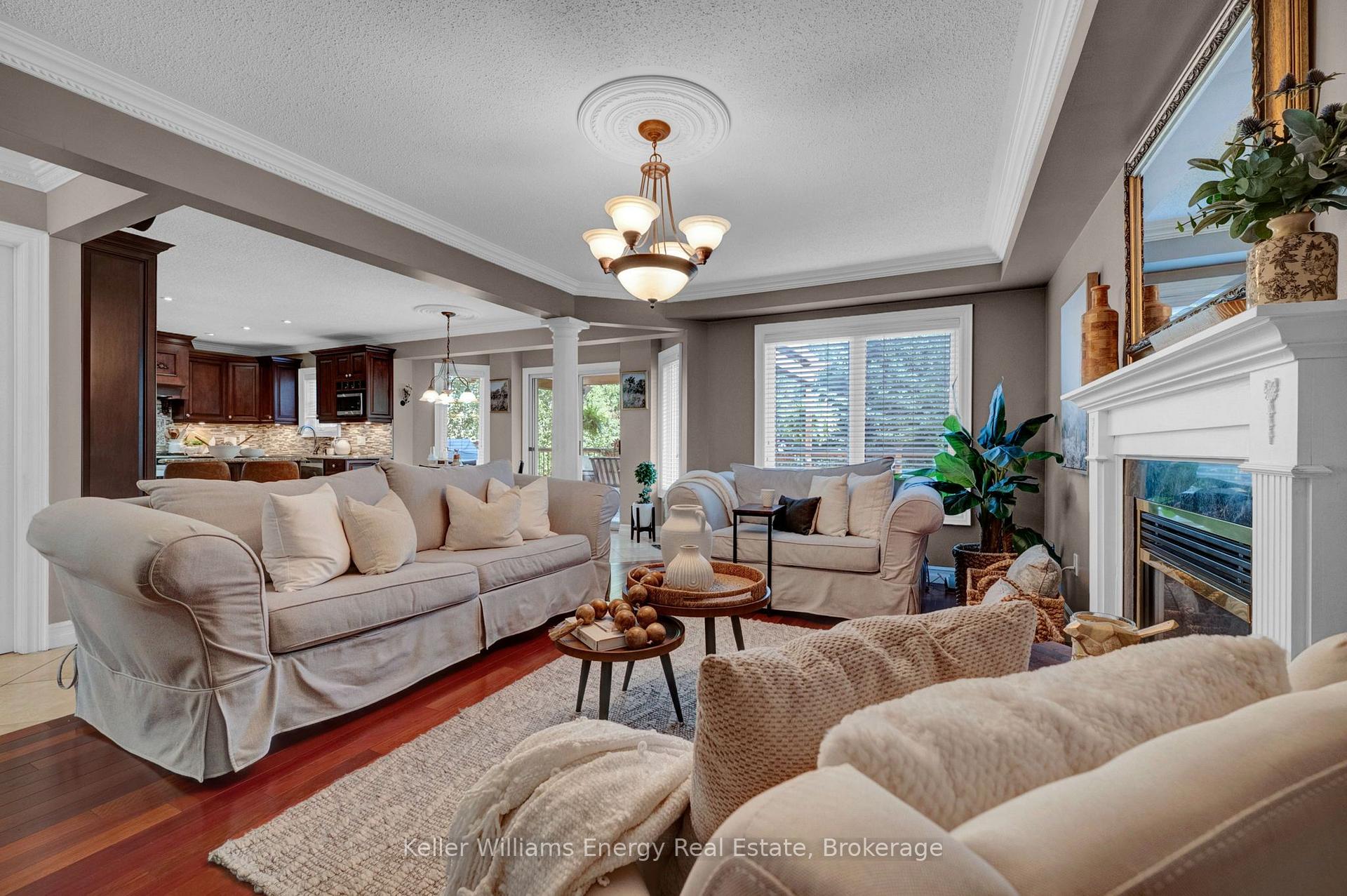 Photo 11 of 35 Living Court, Clarington, Courtice — HOMEH
