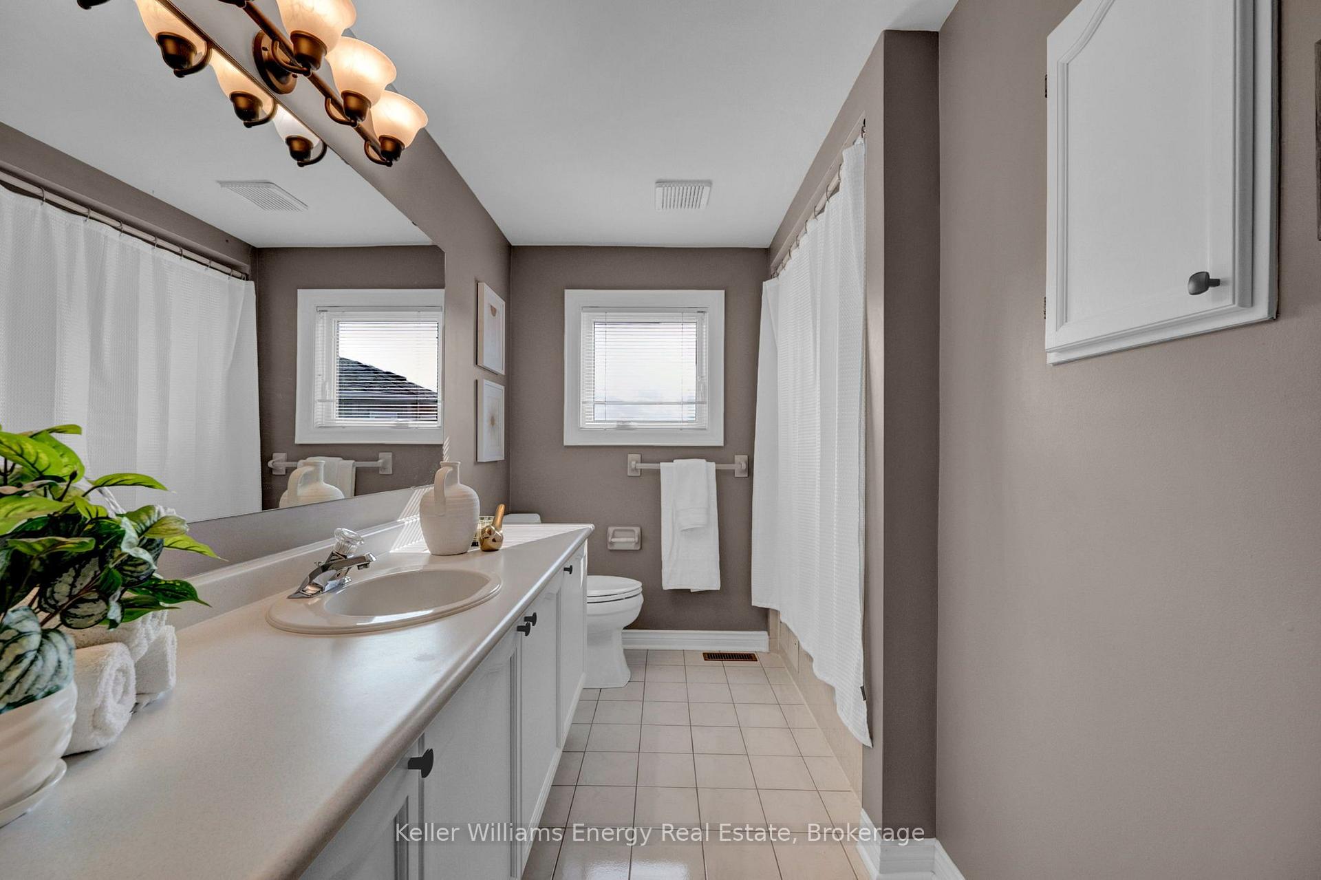 Photo 20 of 35 Living Court, Clarington, Courtice — HOMEH