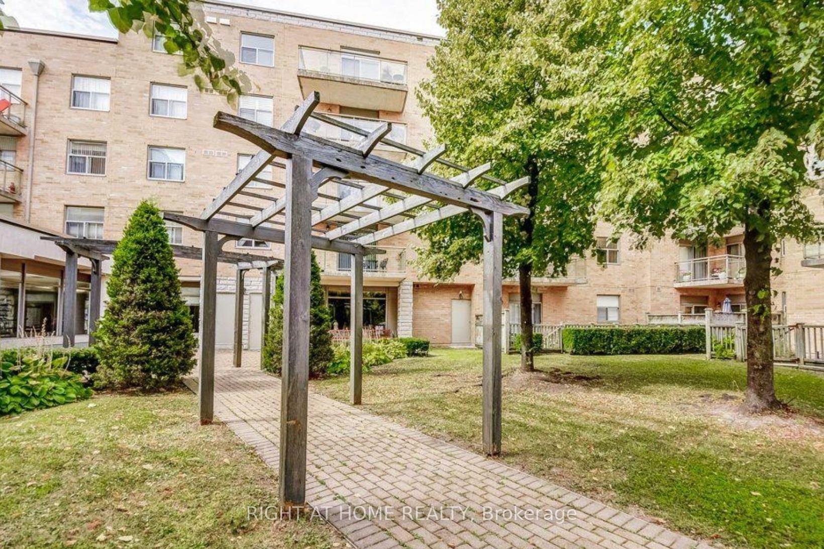 Photo 3 of Unit 501, 2506 Rutherford Road, Vaughan, Maple — HOMEH