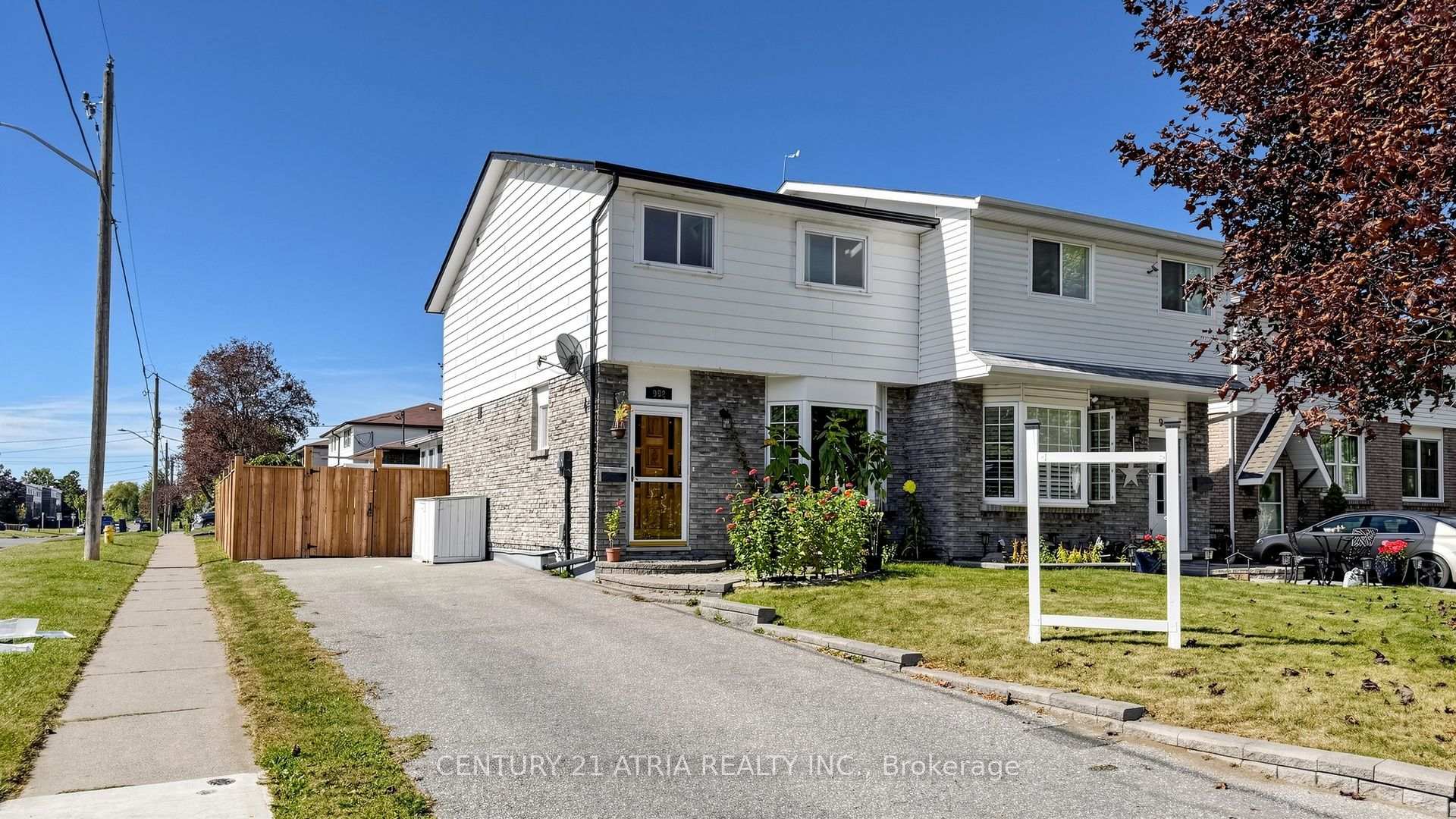 Front of 982 Renfrew Court