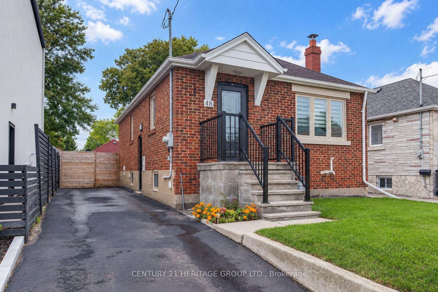 Photo 2 of 48 Stephen Drive, Etobicoke, Stonegate-Queensway — HOMEH