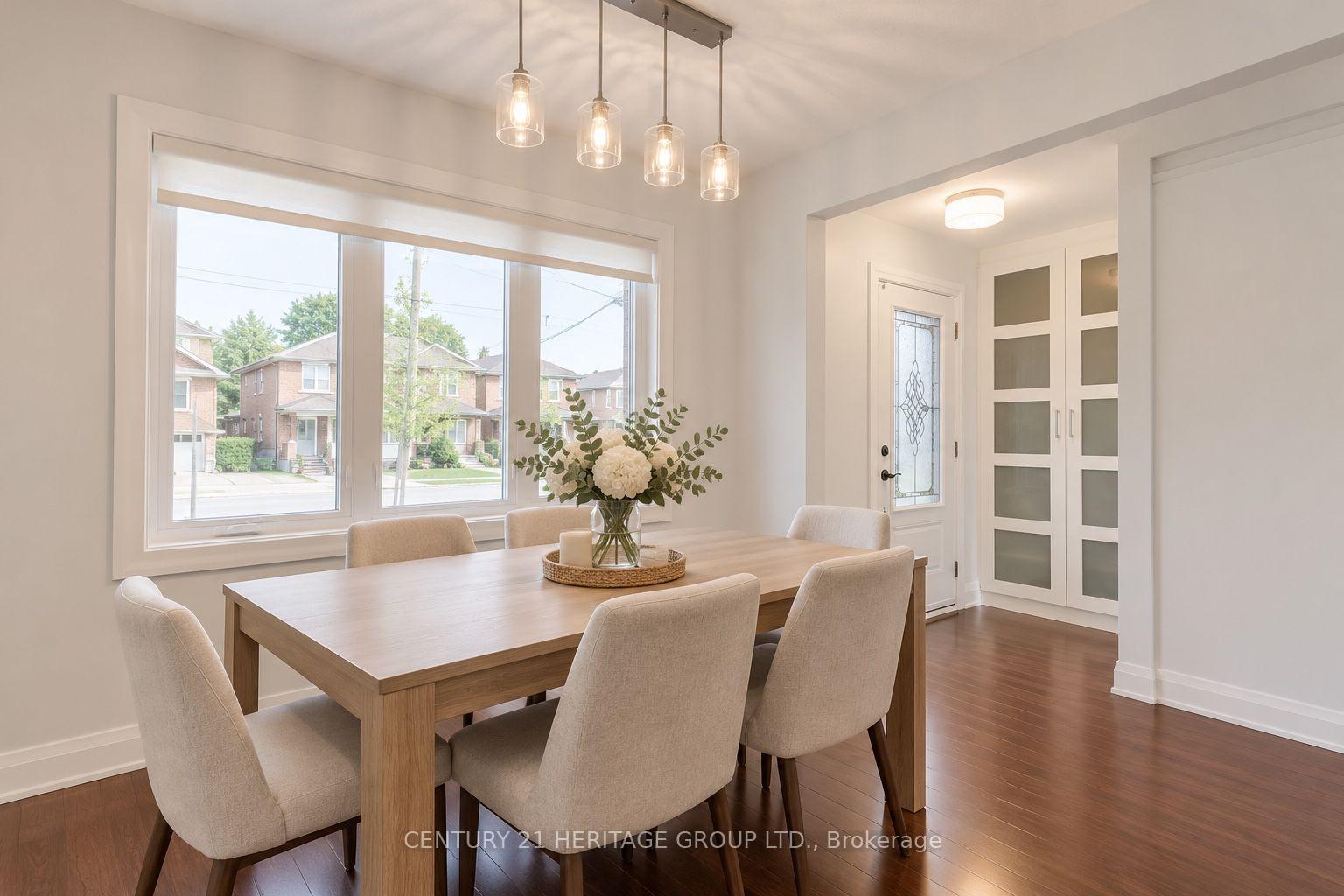 Photo 4 of 48 Stephen Drive, Etobicoke, Stonegate-Queensway — HOMEH