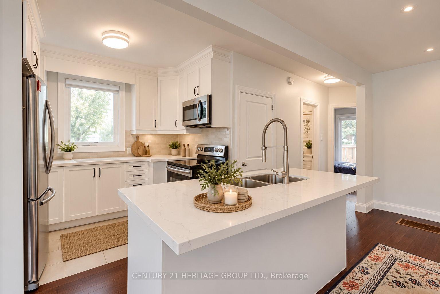 Photo 5 of 48 Stephen Drive, Etobicoke, Stonegate-Queensway — HOMEH