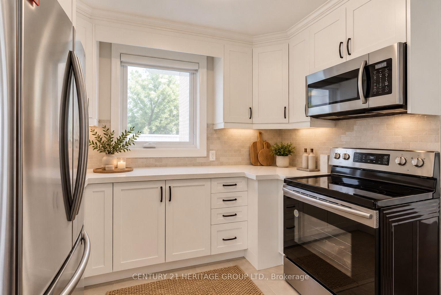 Photo 6 of 48 Stephen Drive, Etobicoke, Stonegate-Queensway — HOMEH