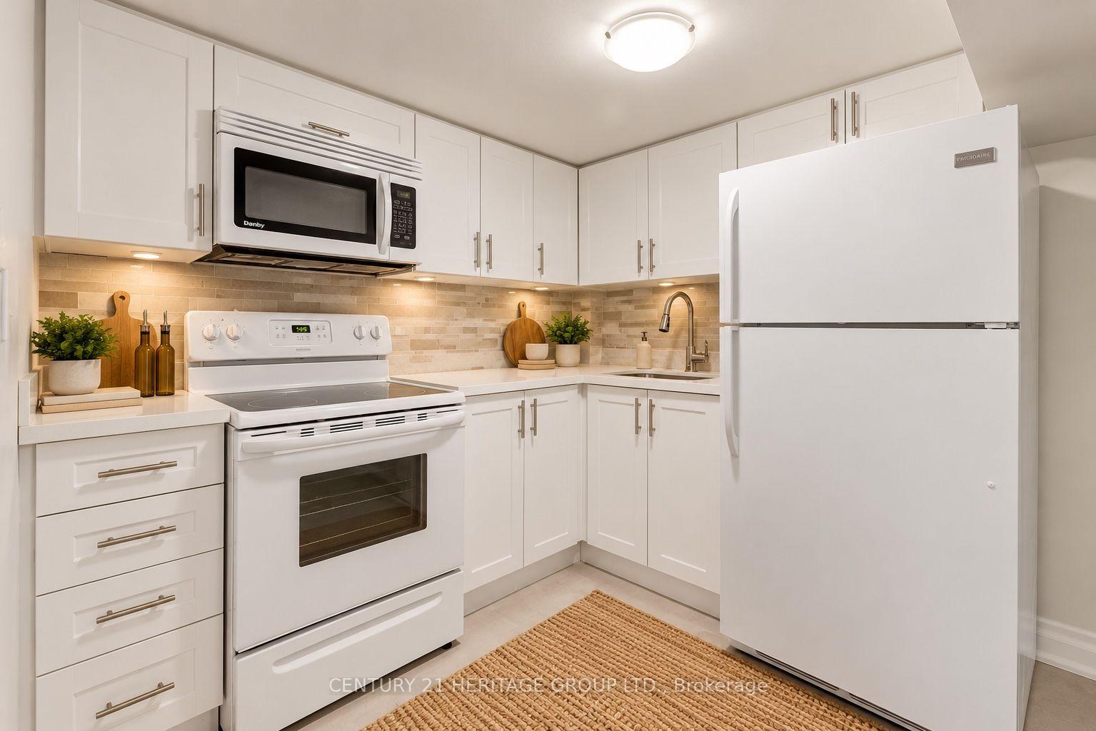 Photo 16 of 48 Stephen Drive, Etobicoke, Stonegate-Queensway — HOMEH