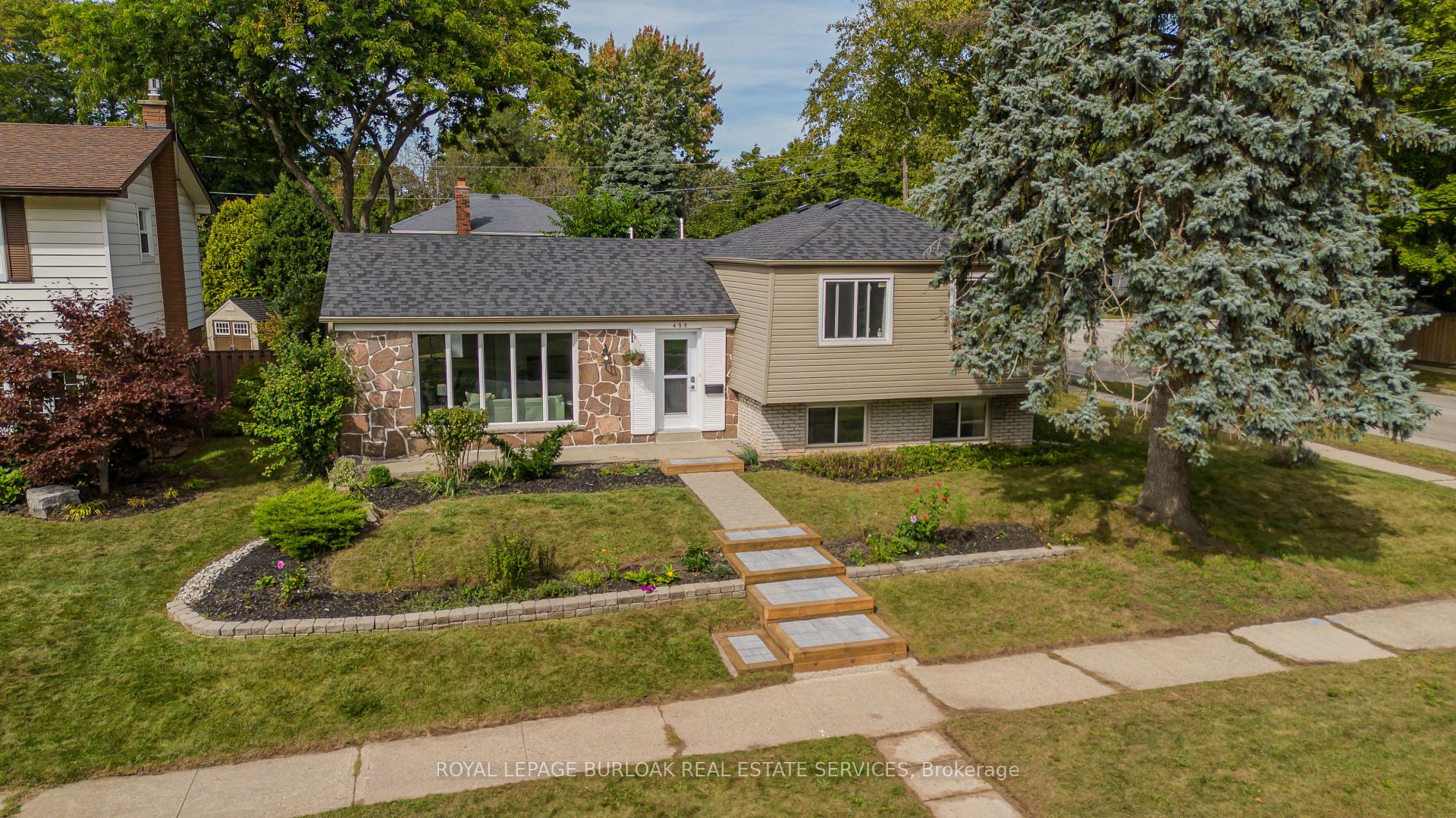 Front of 495 Rosedale Crescent