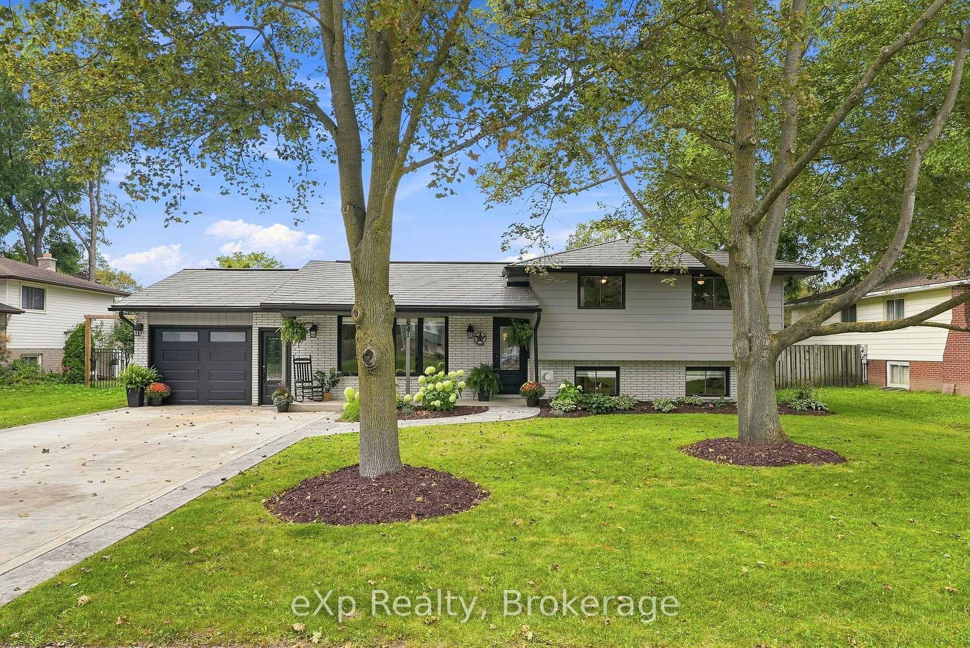 Photo of 541 Oakview Crescent