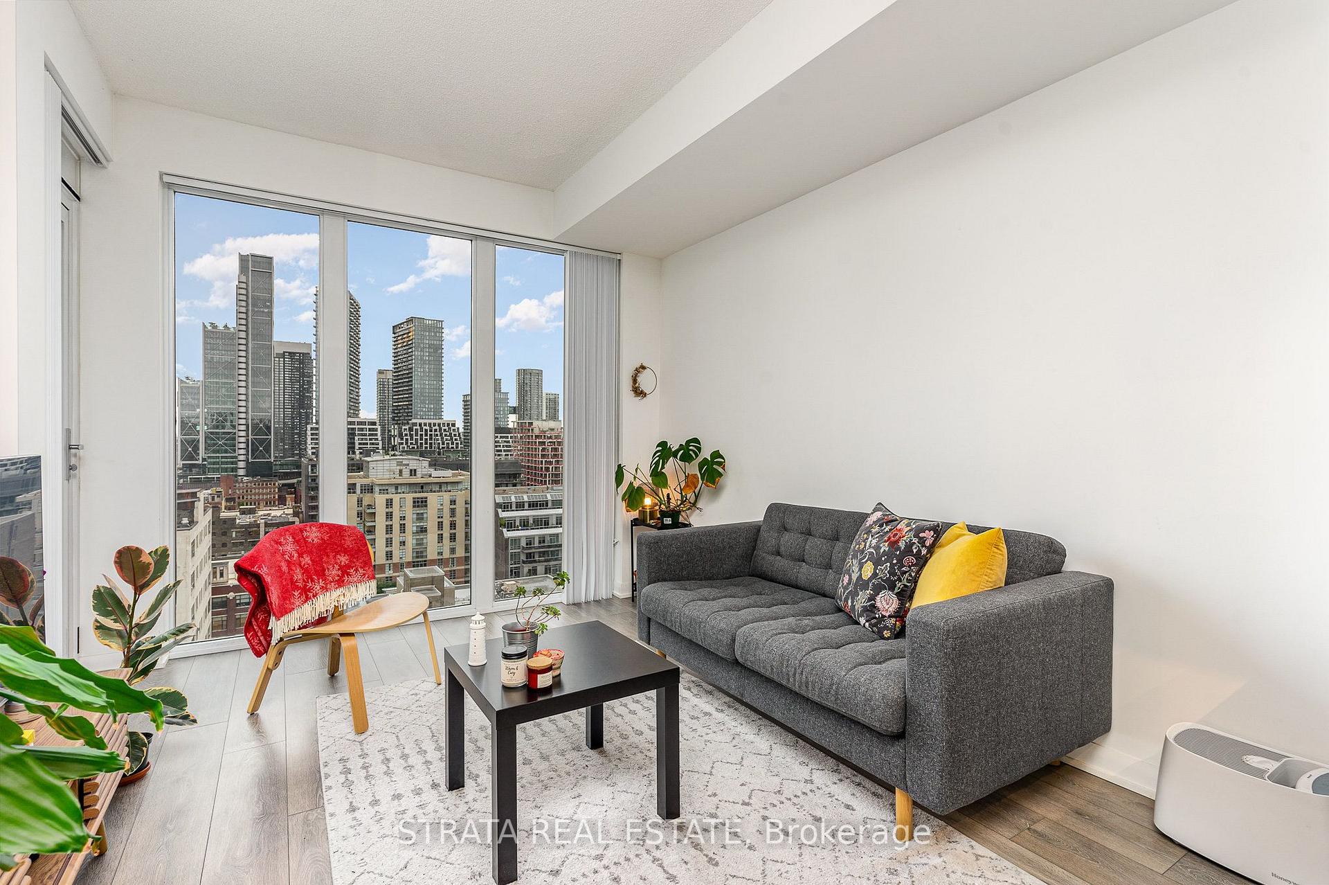 Front of Unit 1606, 435 Richmond Street W