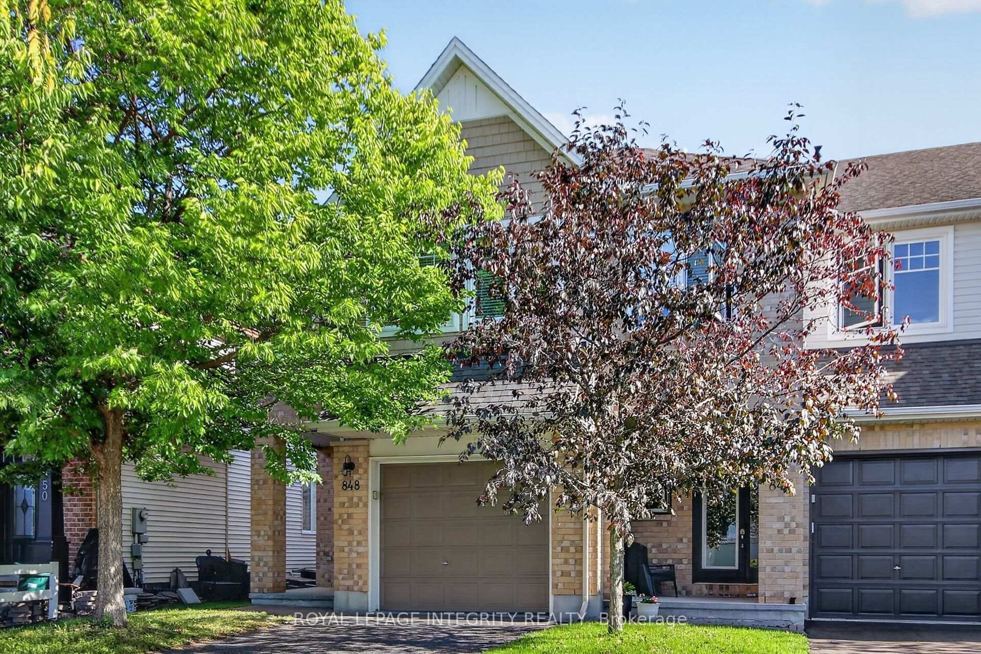 Front of 848 White Alder Avenue