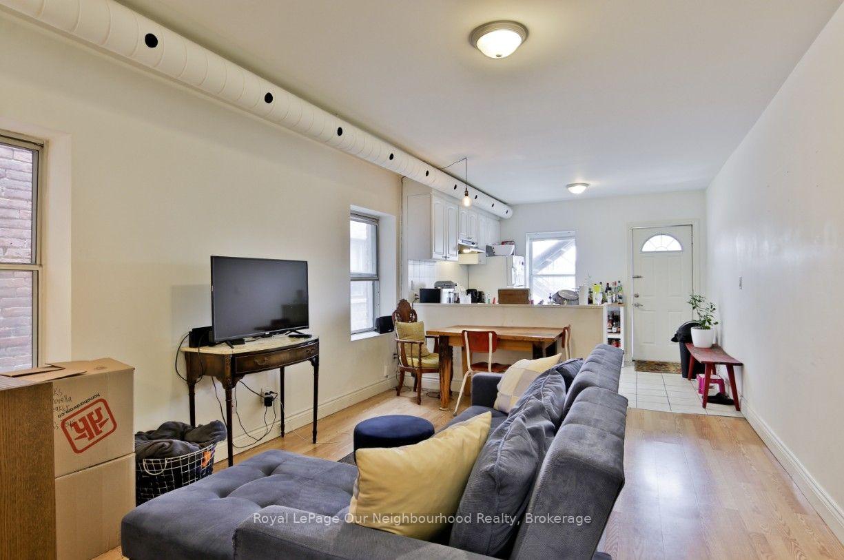 Photo of 1504 Dundas Street W