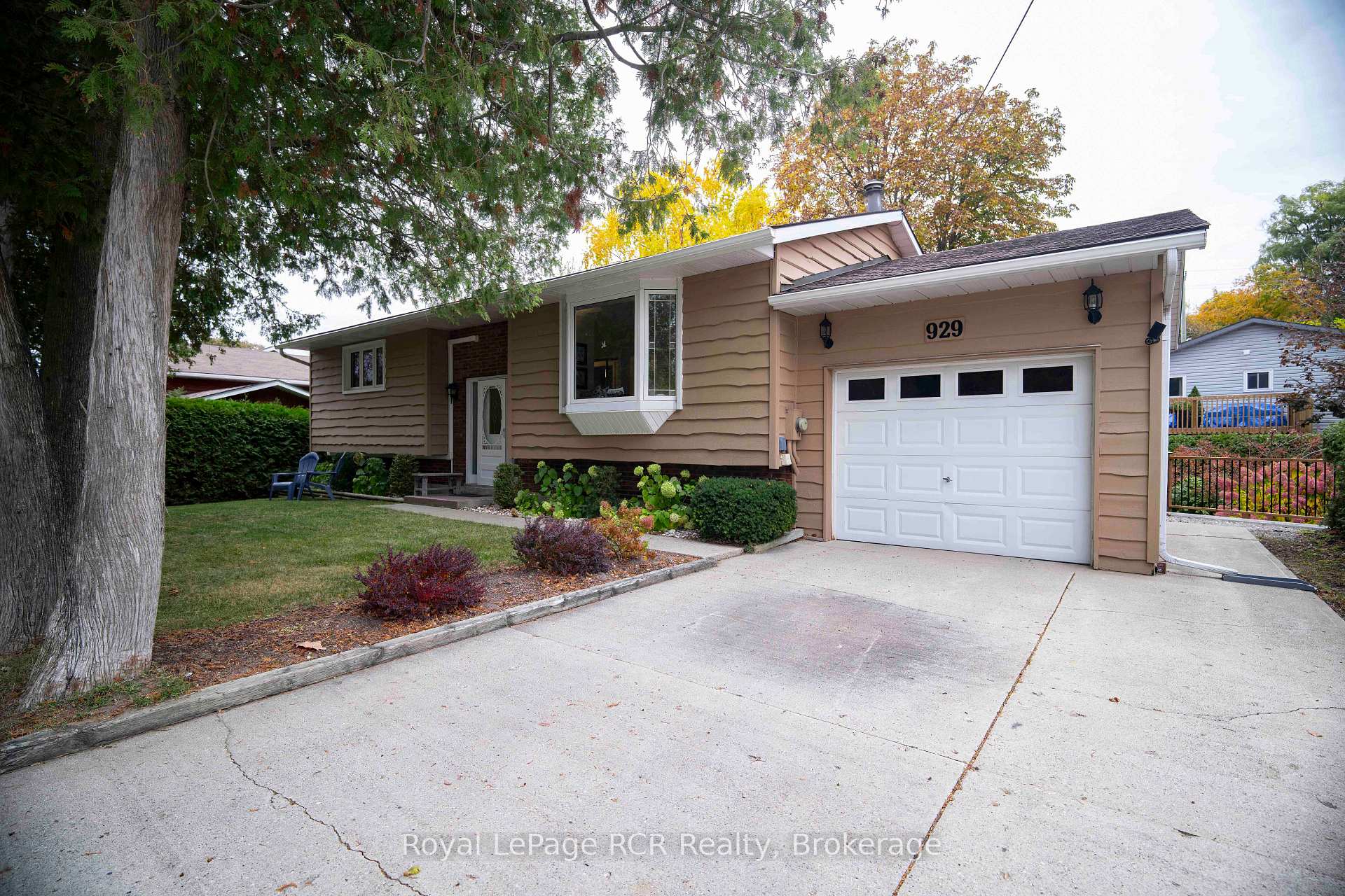 Front of 929 Saugeen Street