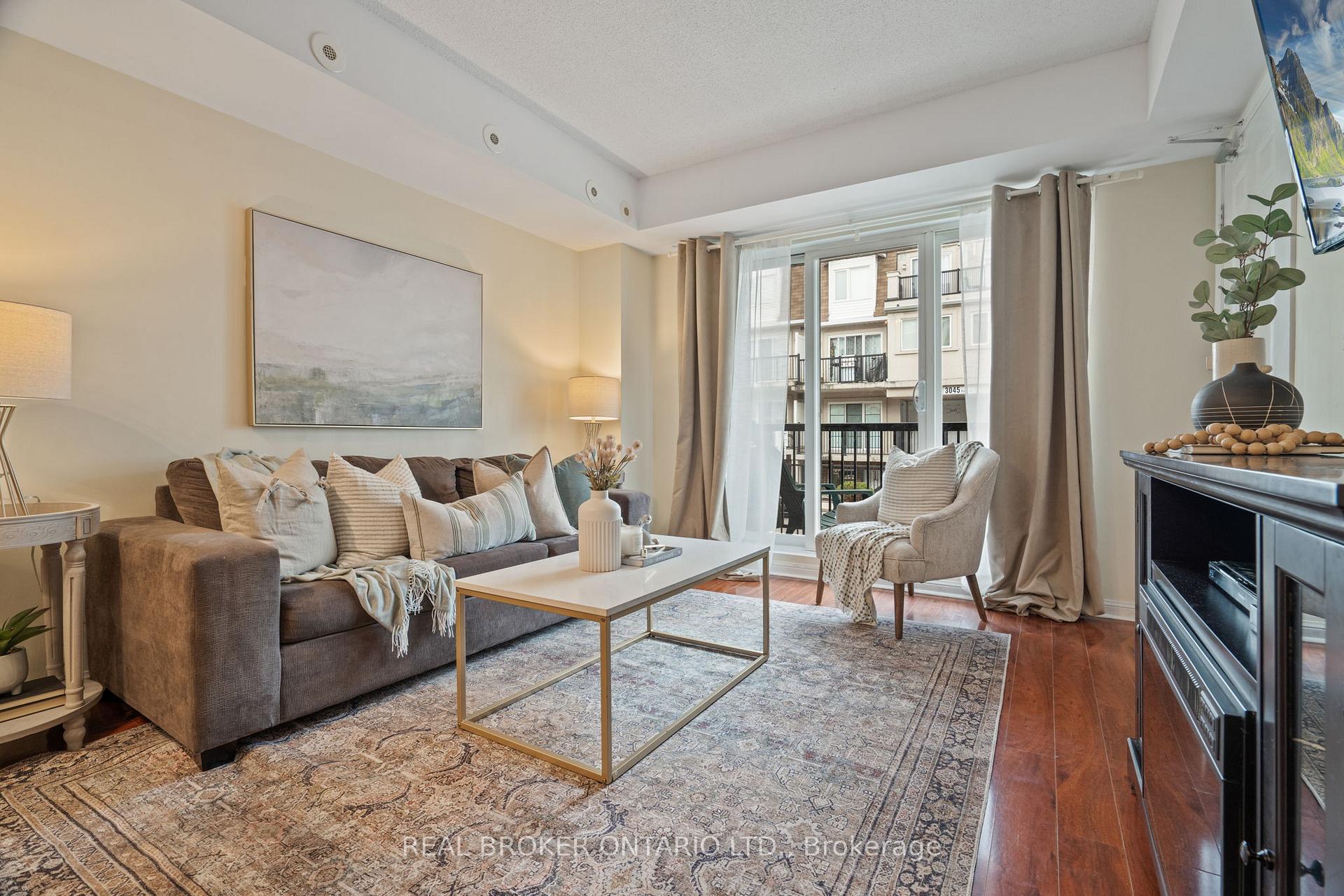 Front of Unit 2066, 3047 Finch Avenue W