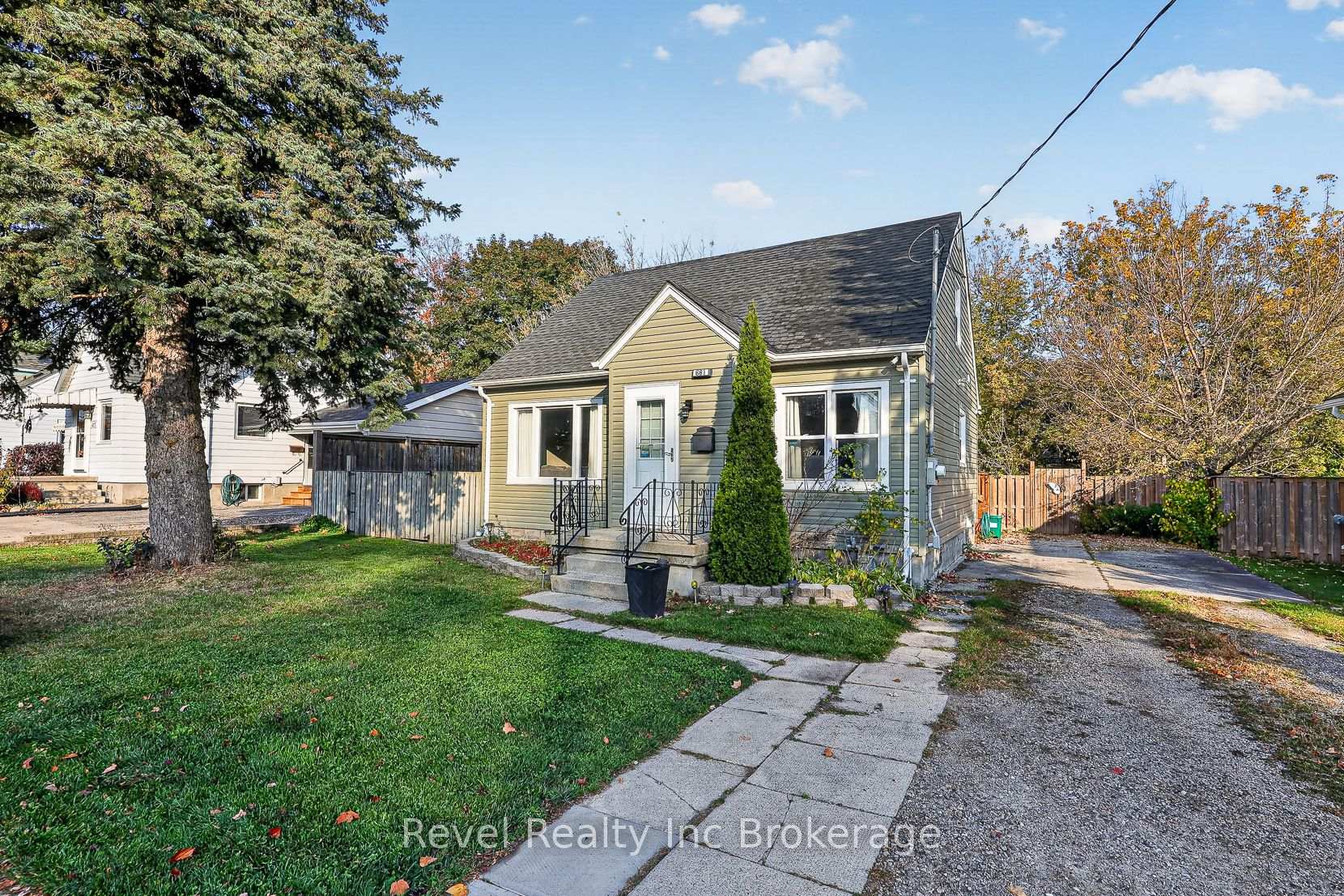 Photo of 681 Shenstone Avenue