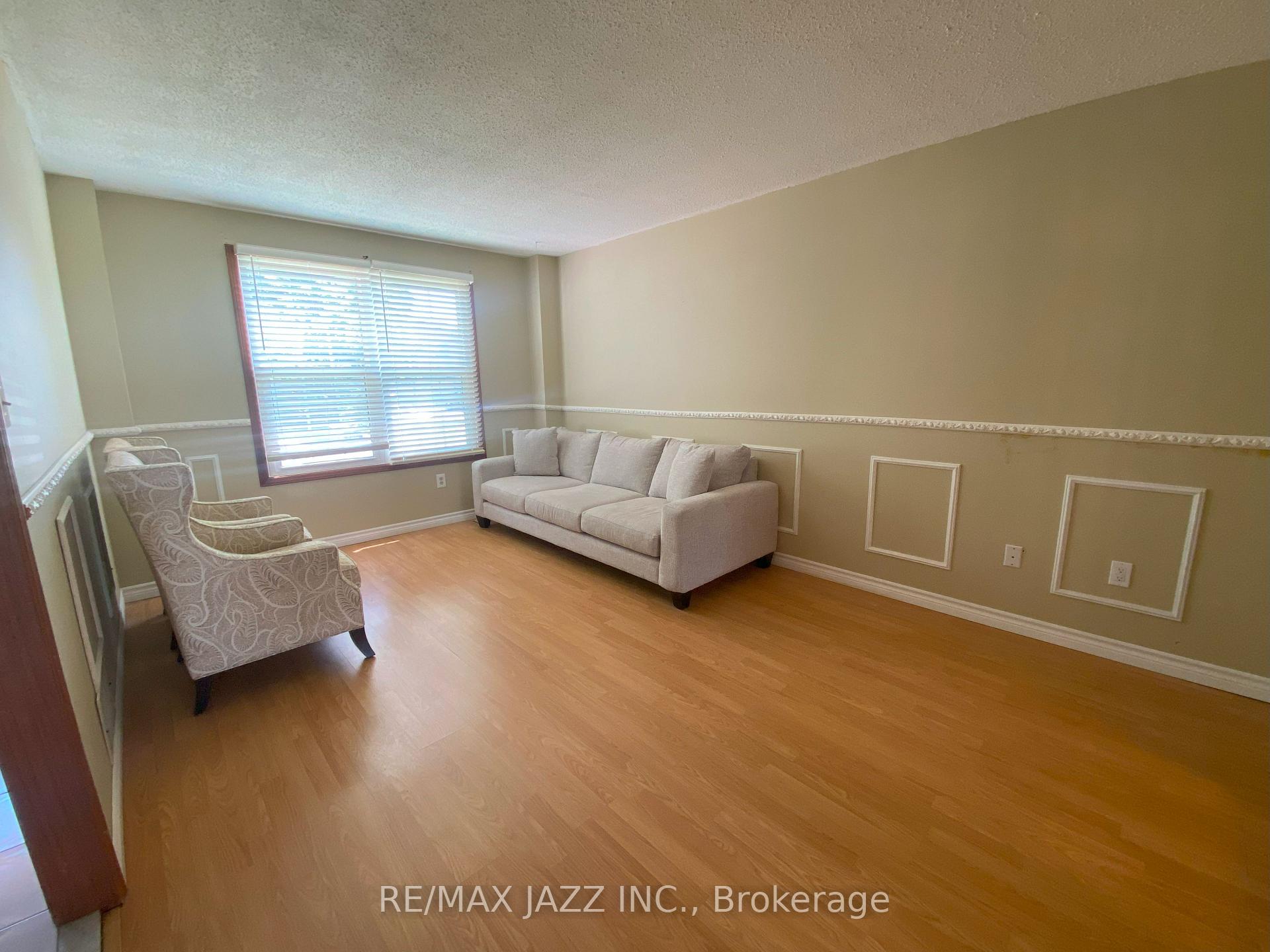 Photo 4 of 8 Cloverfield Street, Clarington, Courtice — HOMEH